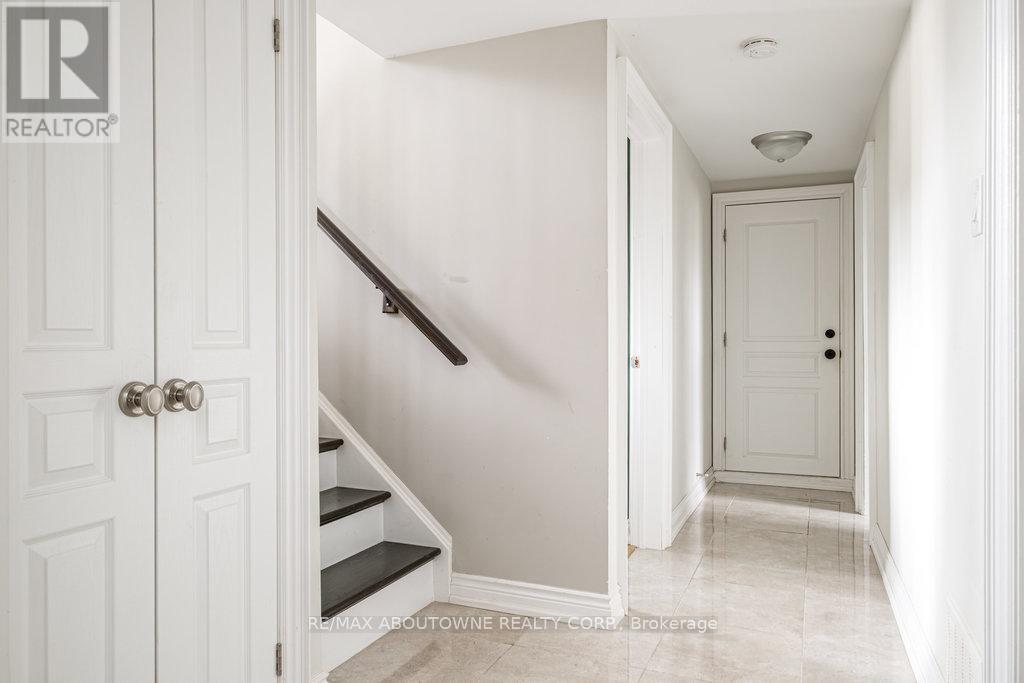 2015 Faversham Avenue, Burlington (Brant Hills), Ontario  L7P 1W5 - Photo 34 - W12189398