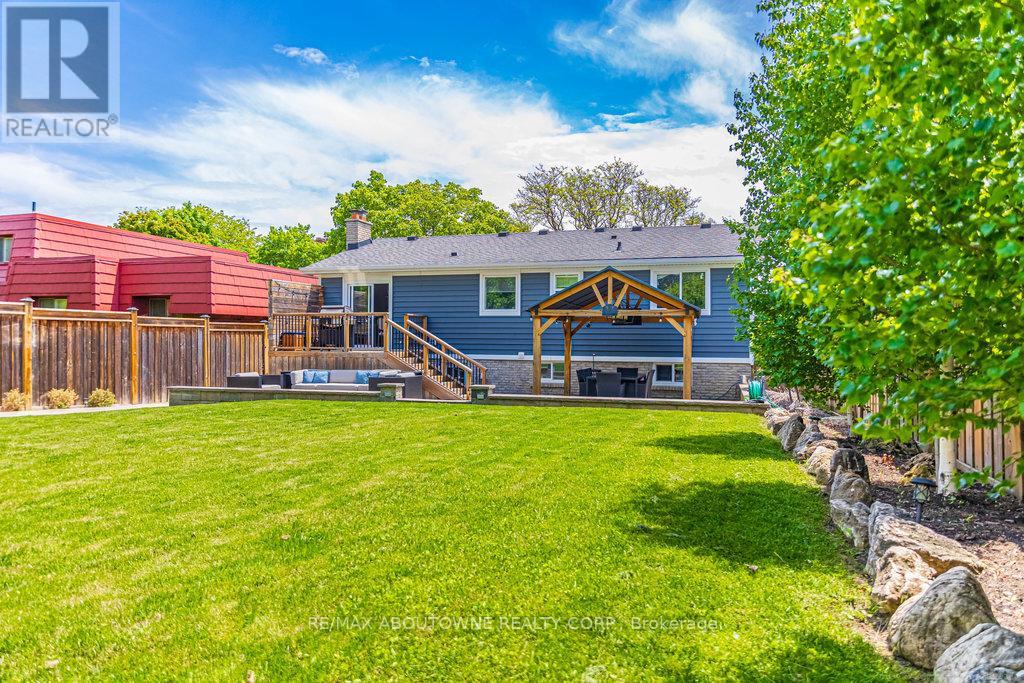 2015 Faversham Avenue, Burlington (Brant Hills), Ontario  L7P 1W5 - Photo 43 - W12189398