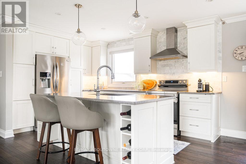 2015 Faversham Avenue, Burlington (Brant Hills), Ontario  L7P 1W5 - Photo 9 - W12189398