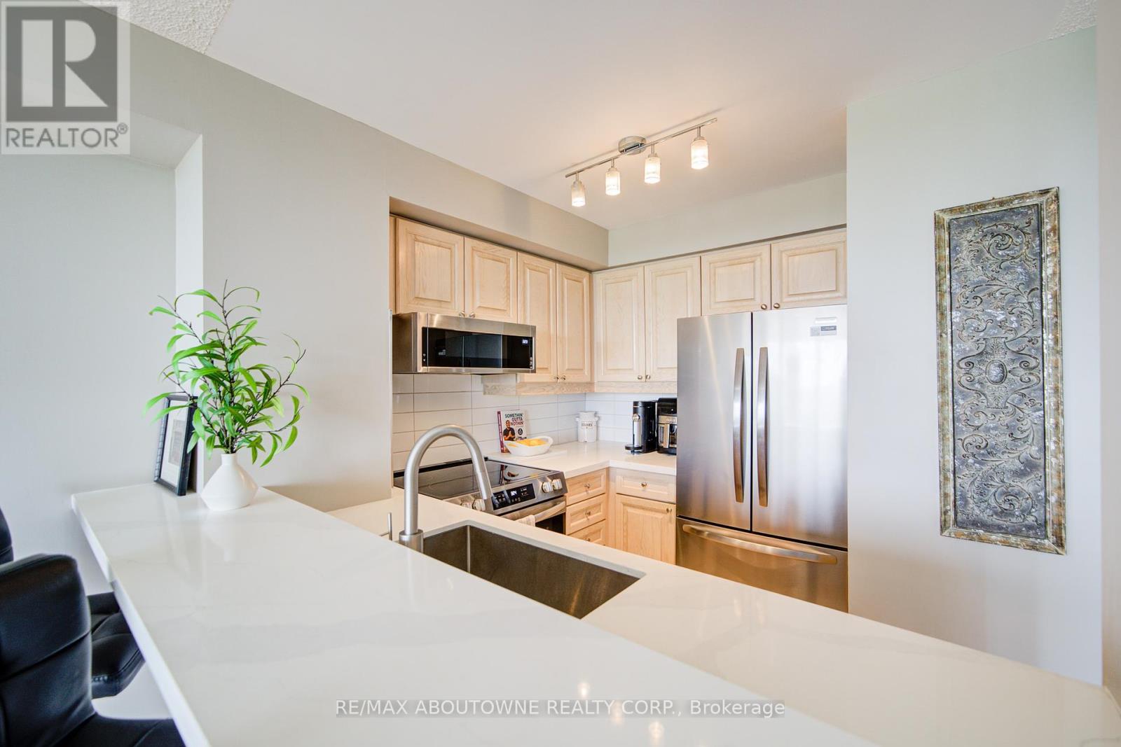 1008 - 1276 Maple Crossing Boulevard, Burlington, Ontario  L7S 2J9 - Photo 10 - W12189445