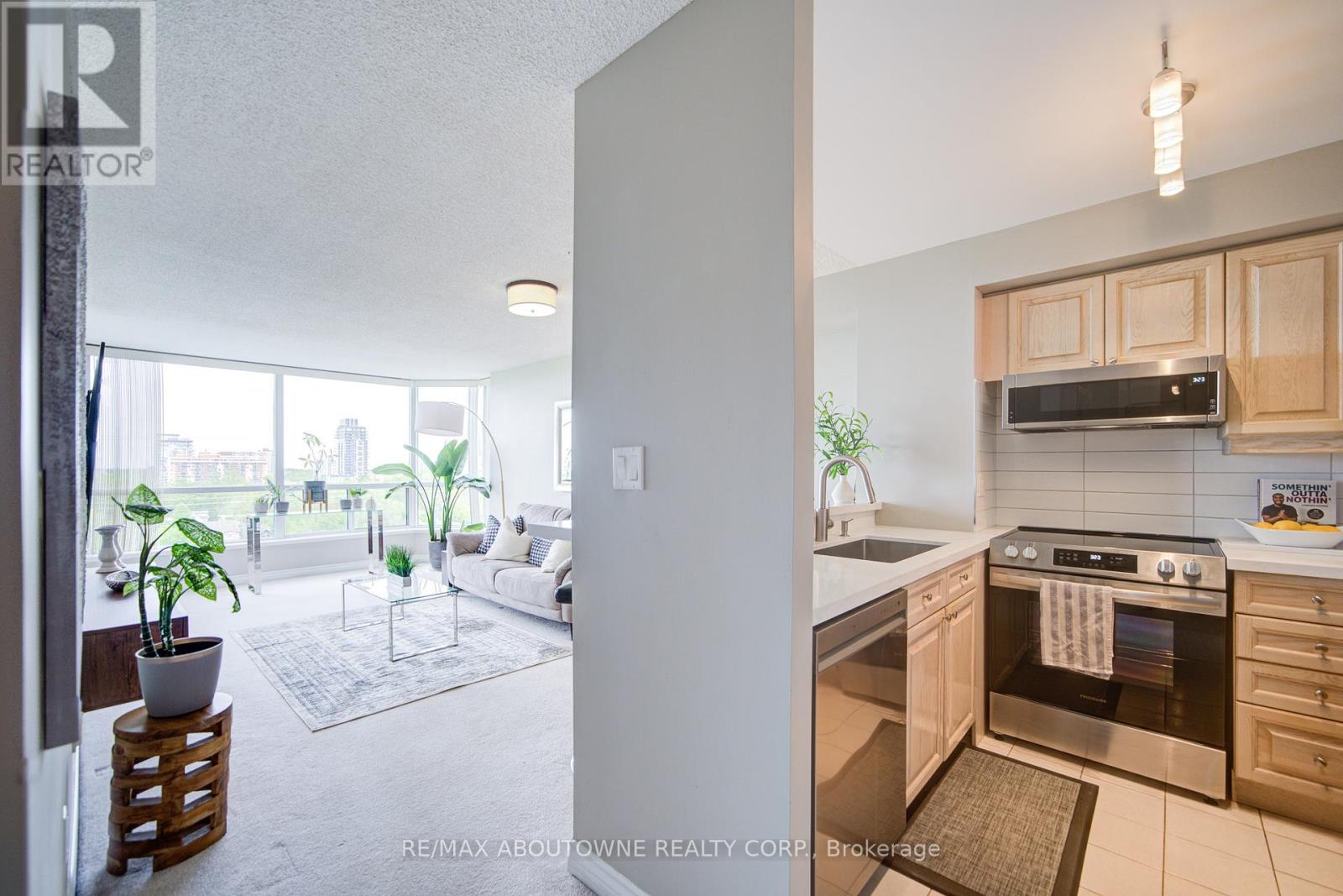 1008 - 1276 Maple Crossing Boulevard, Burlington, Ontario  L7S 2J9 - Photo 8 - W12189445