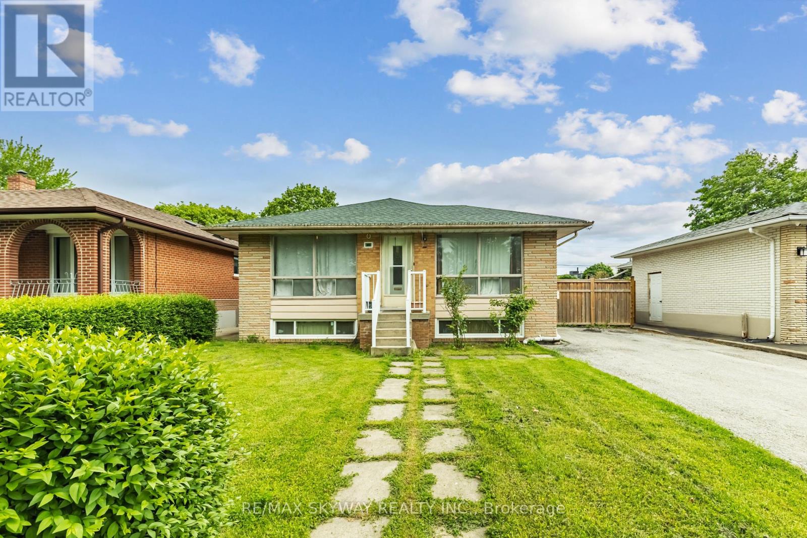 33 Tapley Drive, Toronto, Ontario  M9R 3P2 - Photo 1 - W12189477