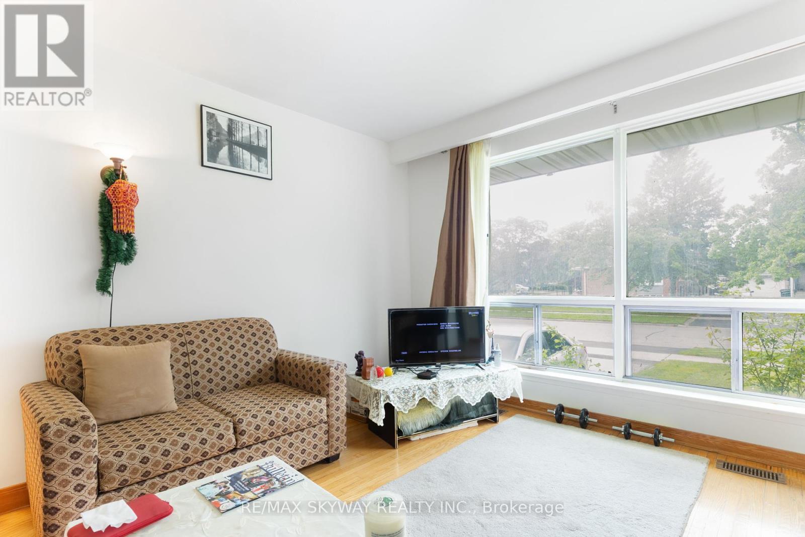 33 Tapley Drive, Toronto, Ontario  M9R 3P2 - Photo 10 - W12189477
