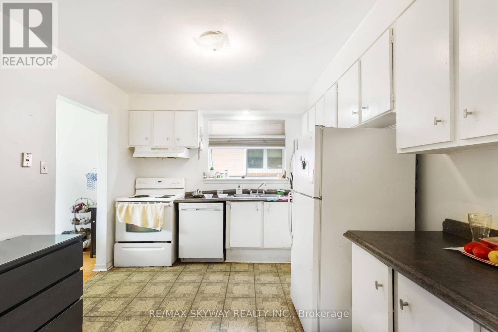 33 Tapley Drive, Toronto, Ontario  M9R 3P2 - Photo 16 - W12189477