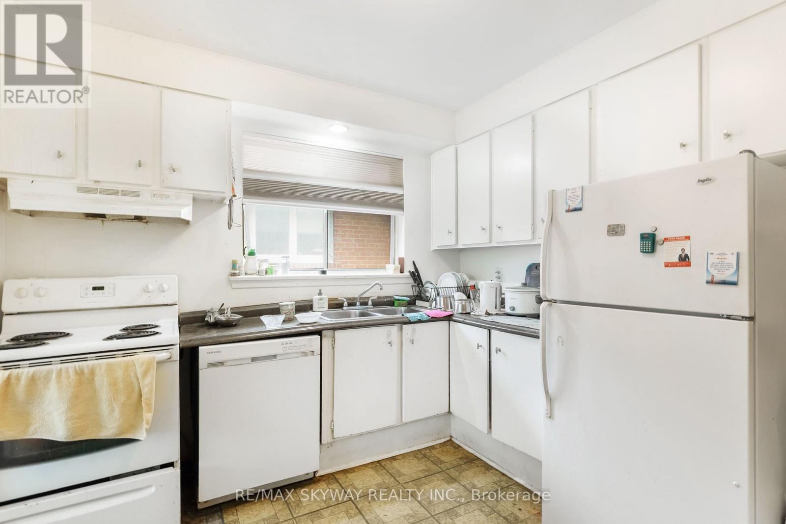 33 Tapley Drive, Toronto, Ontario  M9R 3P2 - Photo 17 - W12189477