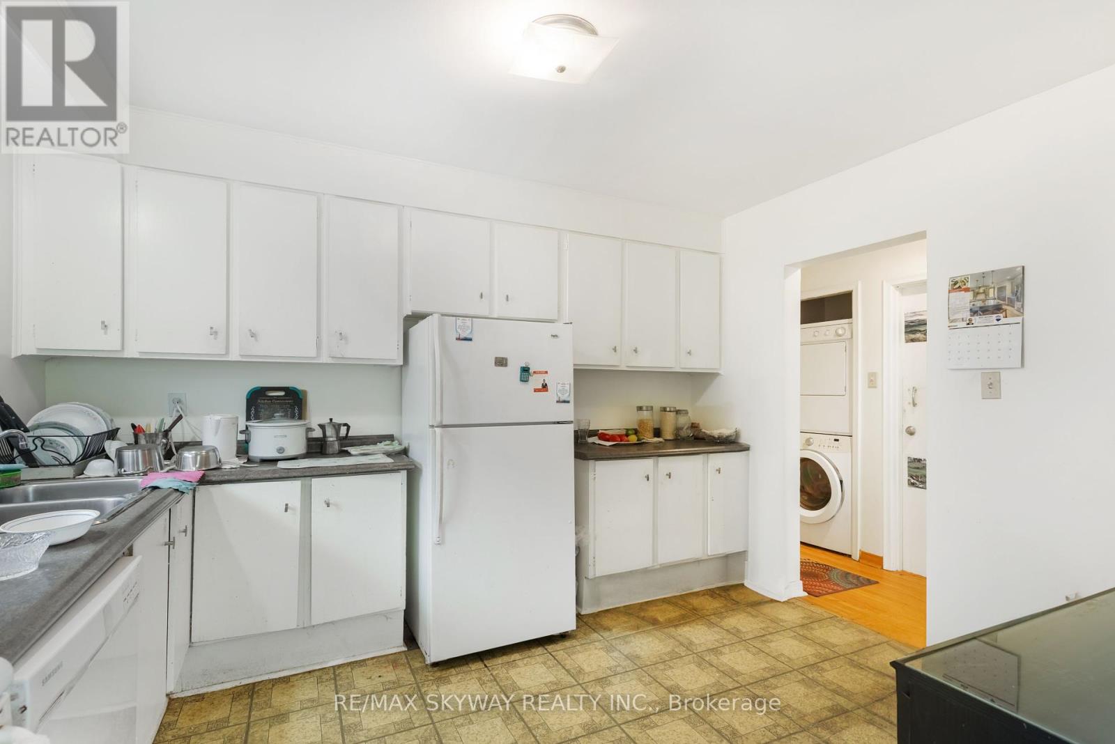 33 Tapley Drive, Toronto, Ontario  M9R 3P2 - Photo 18 - W12189477