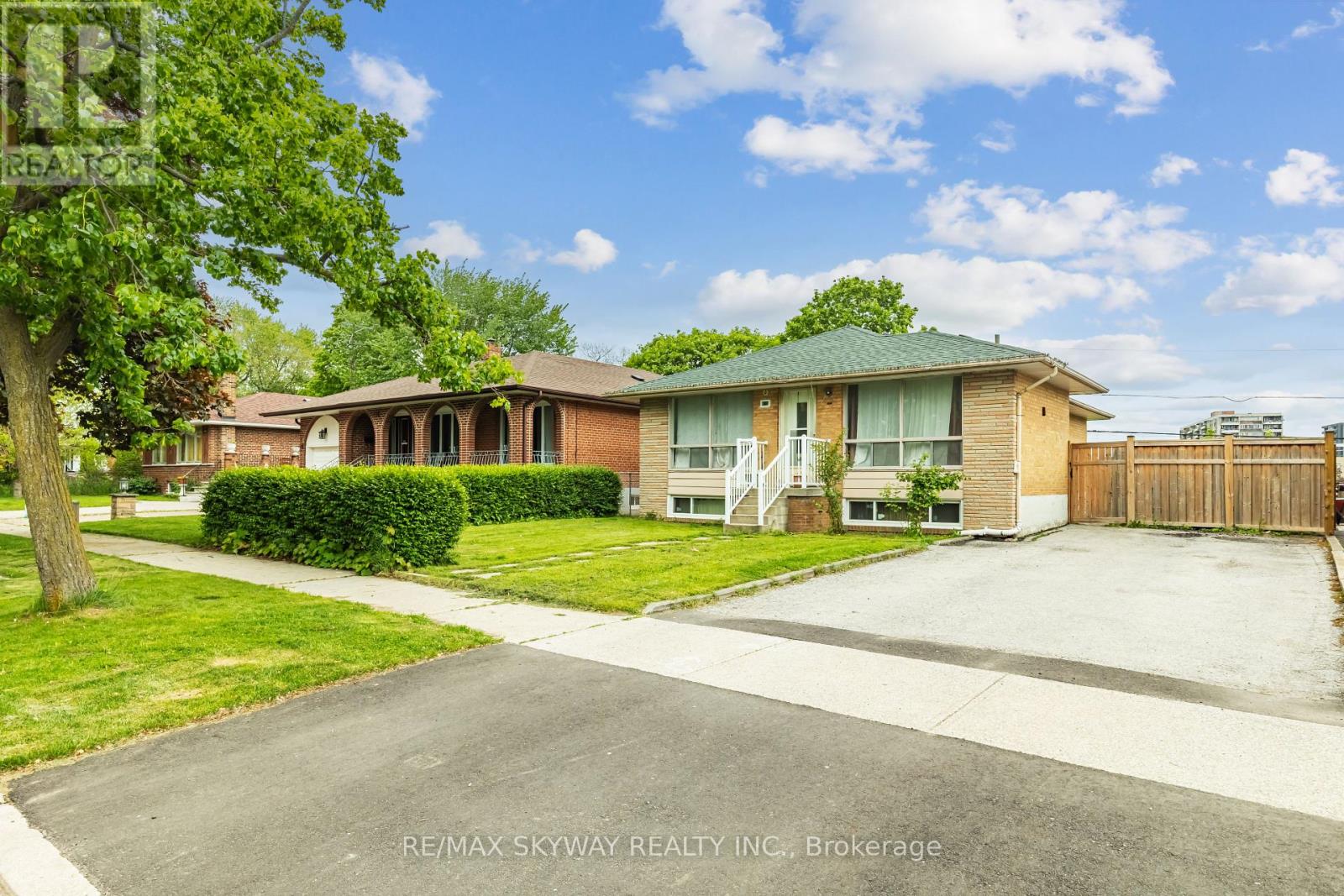 33 Tapley Drive, Toronto, Ontario  M9R 3P2 - Photo 2 - W12189477