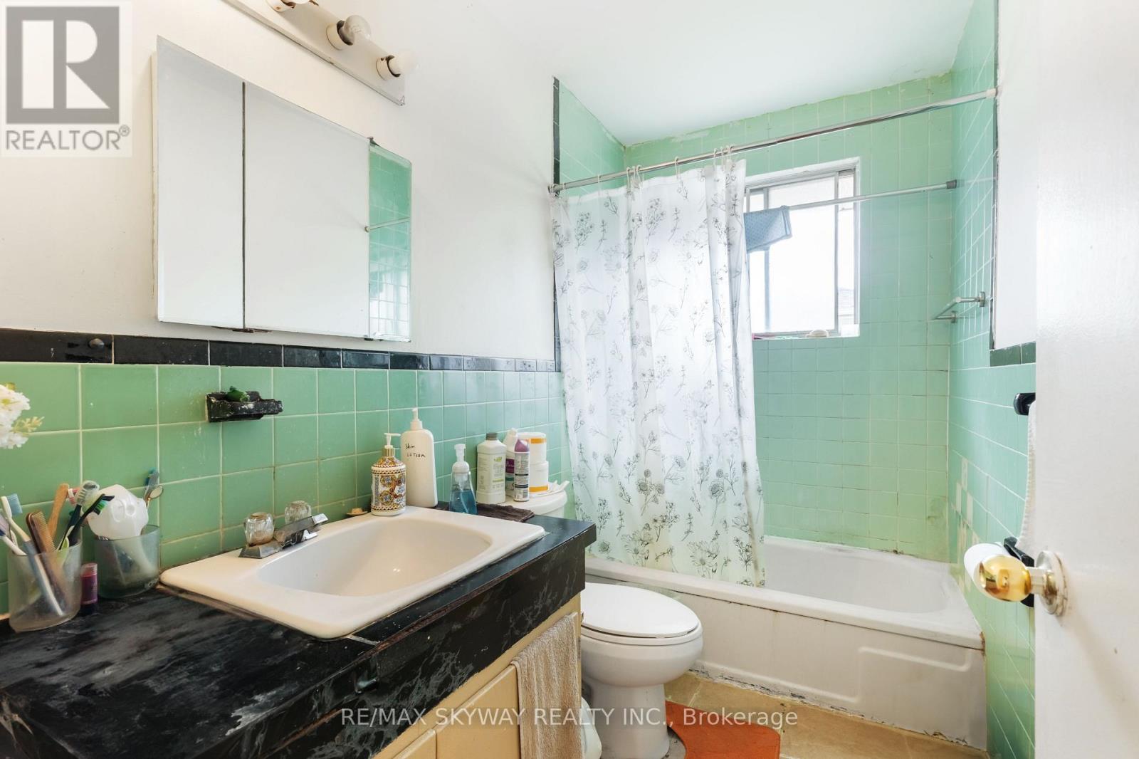 33 Tapley Drive, Toronto, Ontario  M9R 3P2 - Photo 25 - W12189477