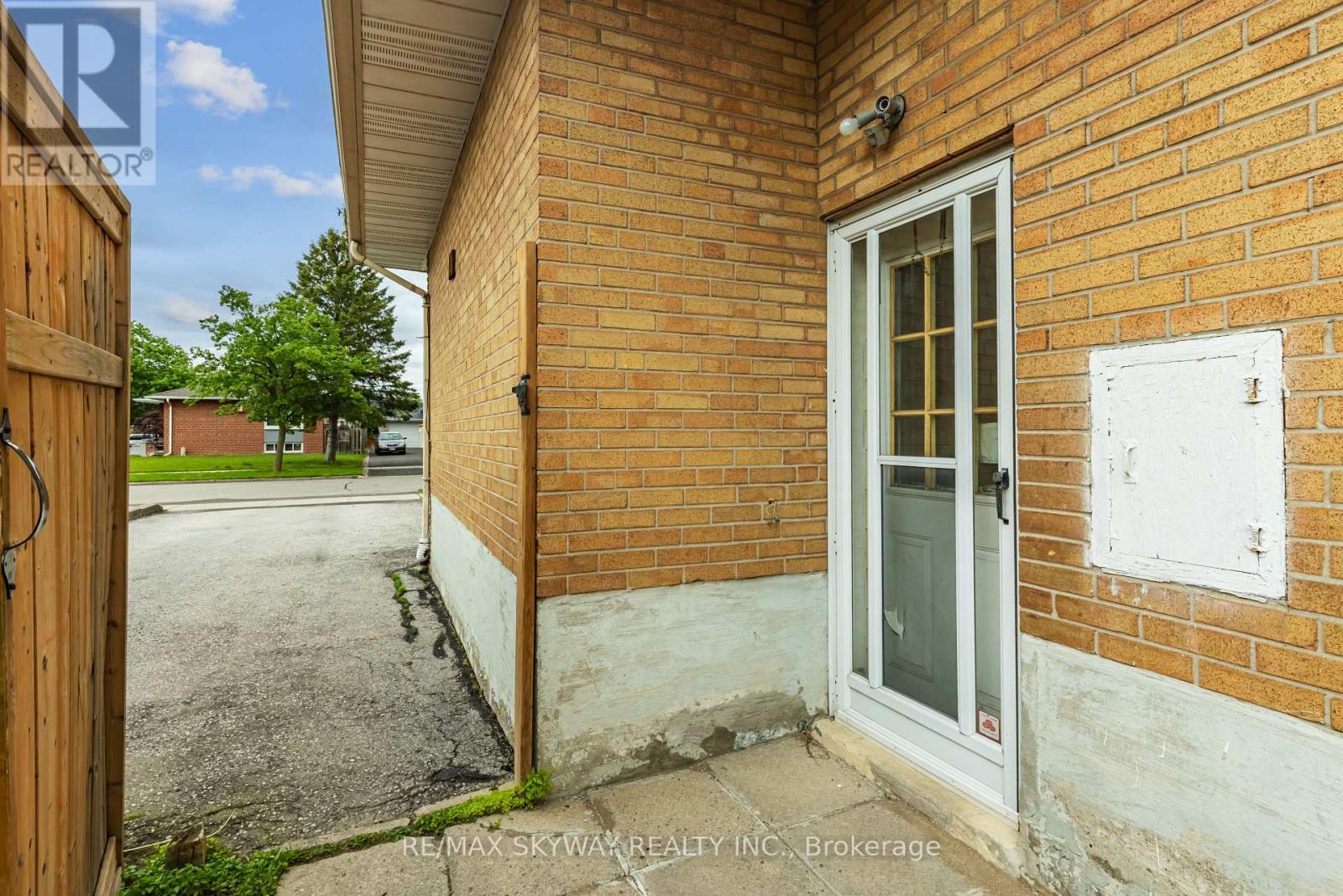 33 Tapley Drive, Toronto, Ontario  M9R 3P2 - Photo 34 - W12189477