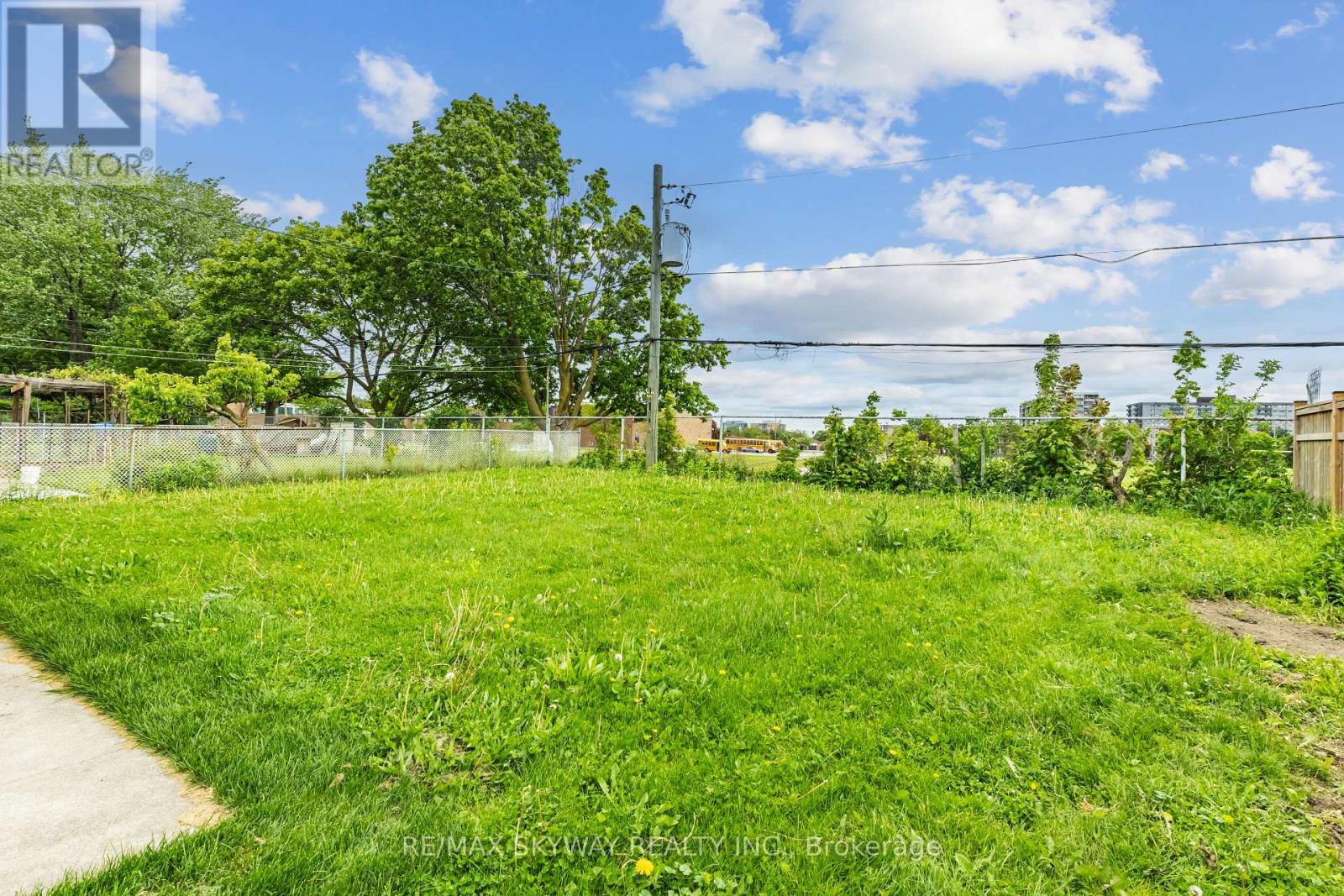 33 Tapley Drive, Toronto, Ontario  M9R 3P2 - Photo 36 - W12189477