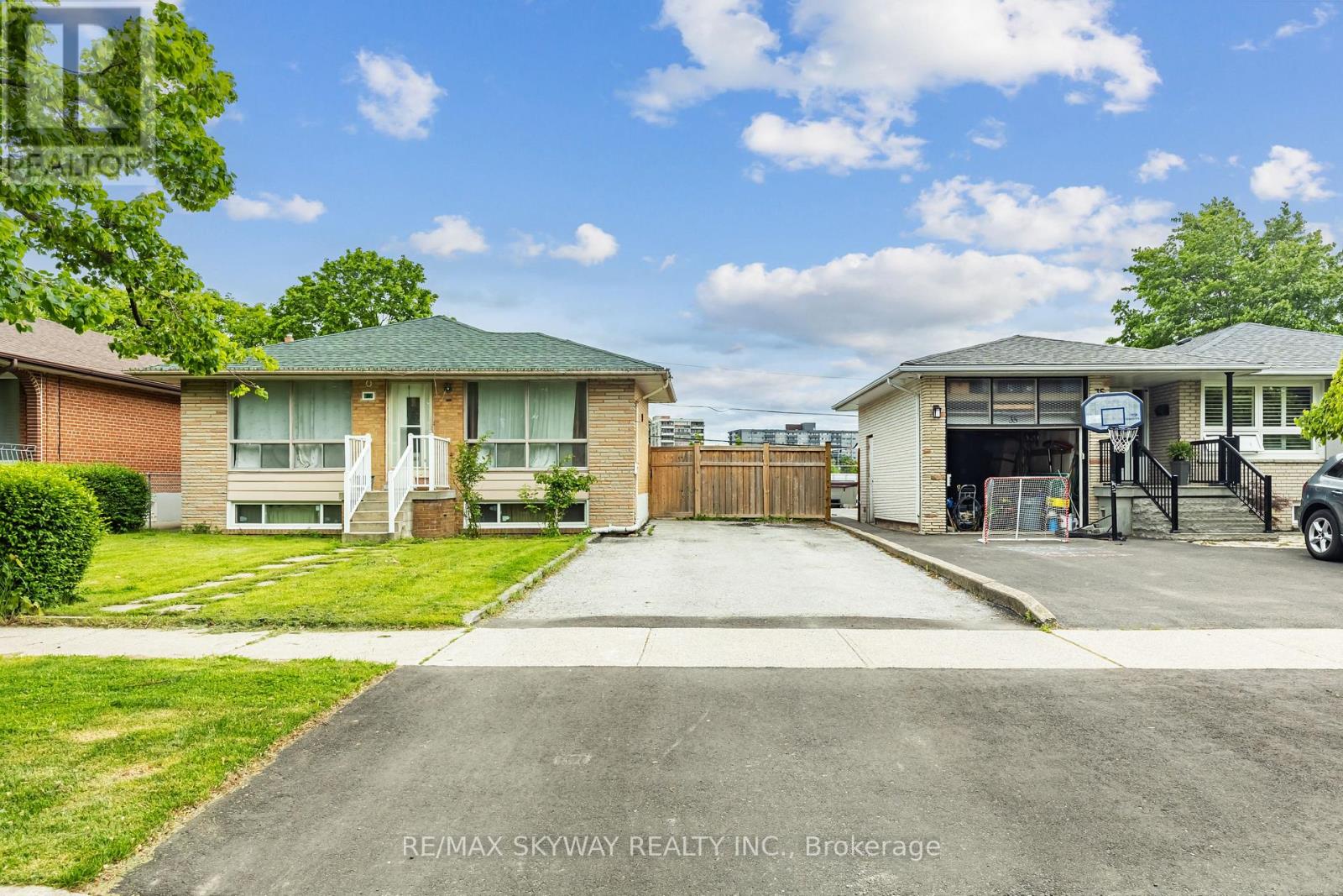 33 Tapley Drive, Toronto, Ontario  M9R 3P2 - Photo 4 - W12189477