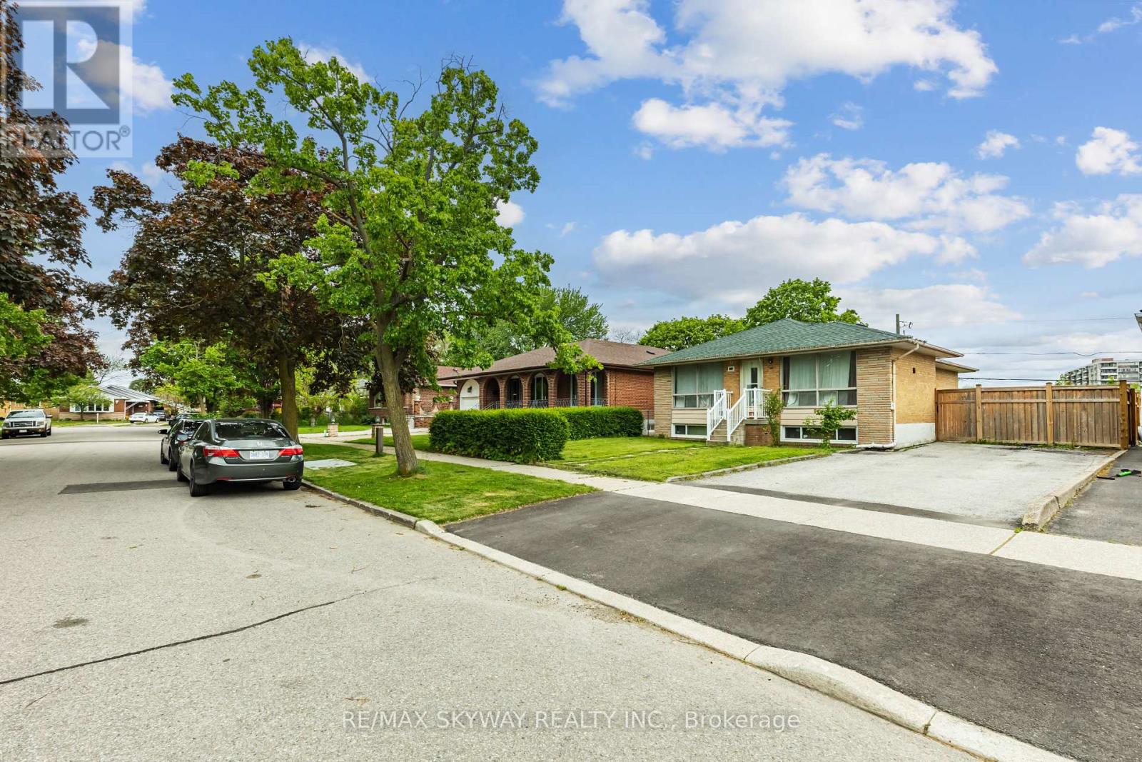 33 Tapley Drive, Toronto, Ontario  M9R 3P2 - Photo 5 - W12189477