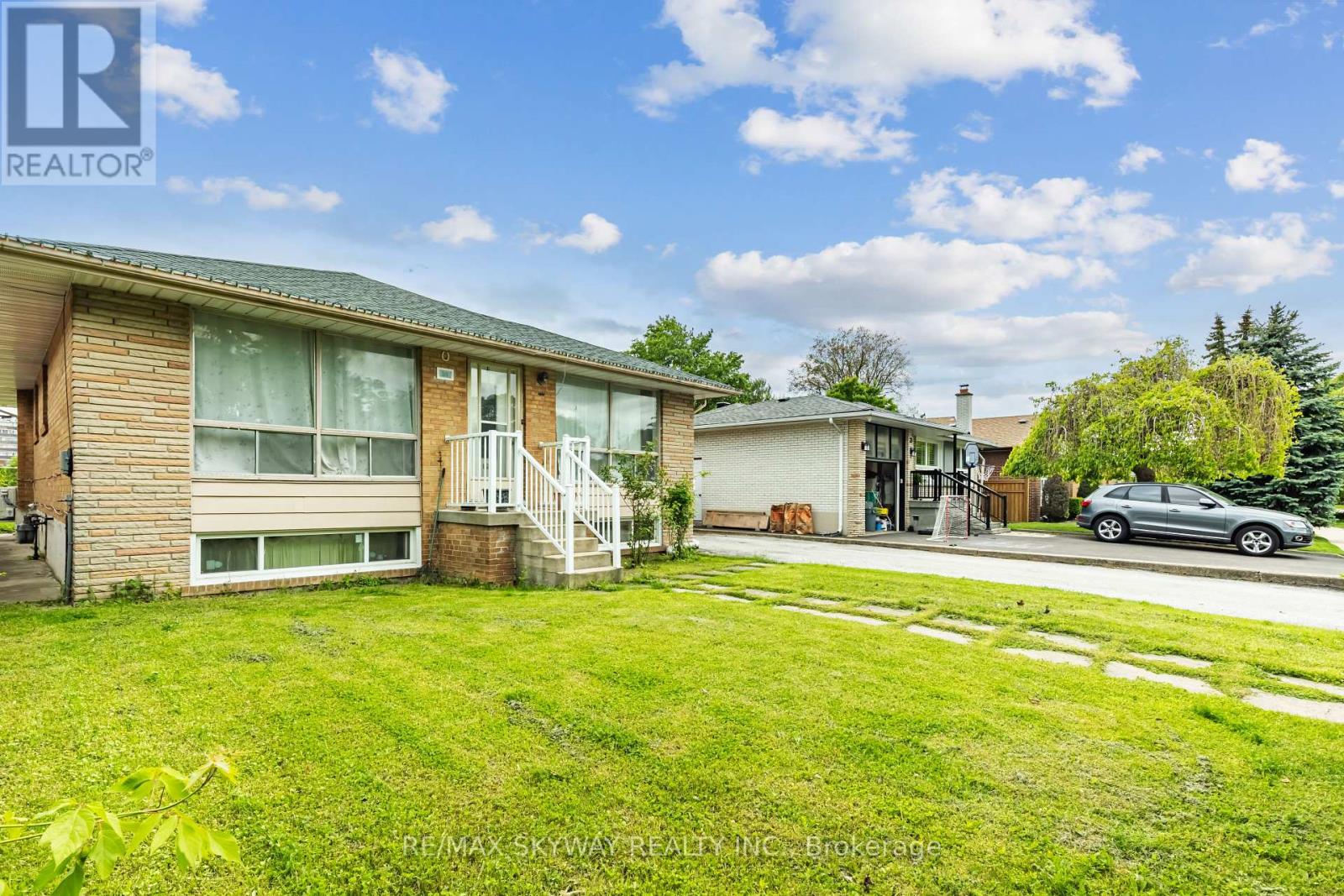 33 Tapley Drive, Toronto, Ontario  M9R 3P2 - Photo 6 - W12189477