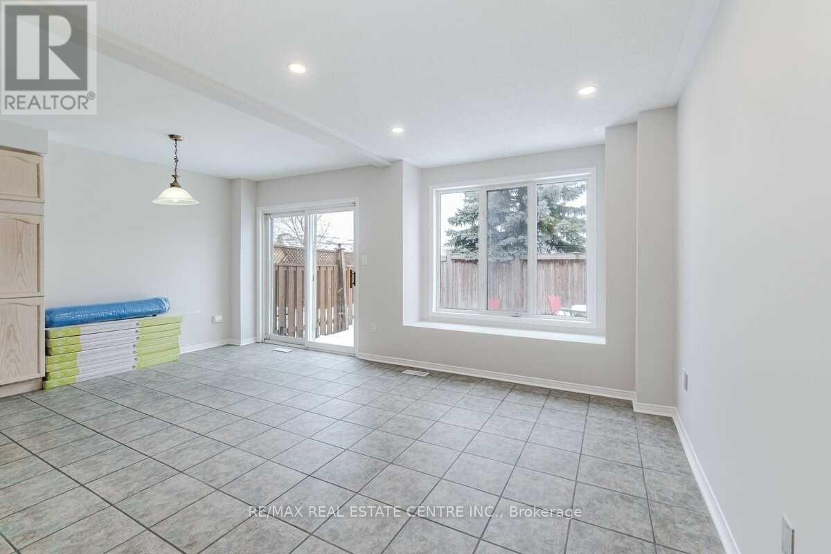 Main - 987 Sonoma Court, Mississauga, Ontario  L5V 2P4 - Photo 10 - W12189493