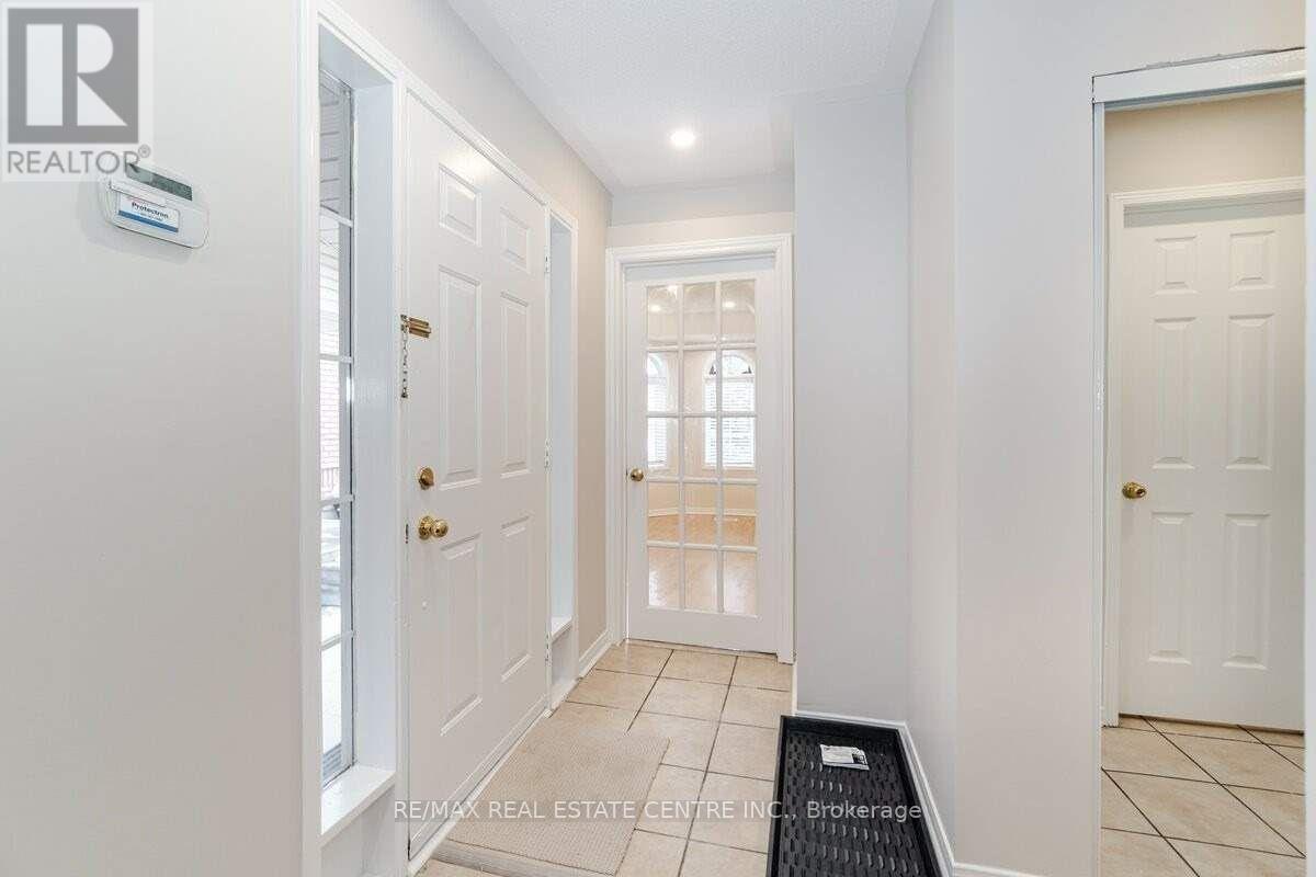 Main - 987 Sonoma Court, Mississauga, Ontario  L5V 2P4 - Photo 3 - W12189493