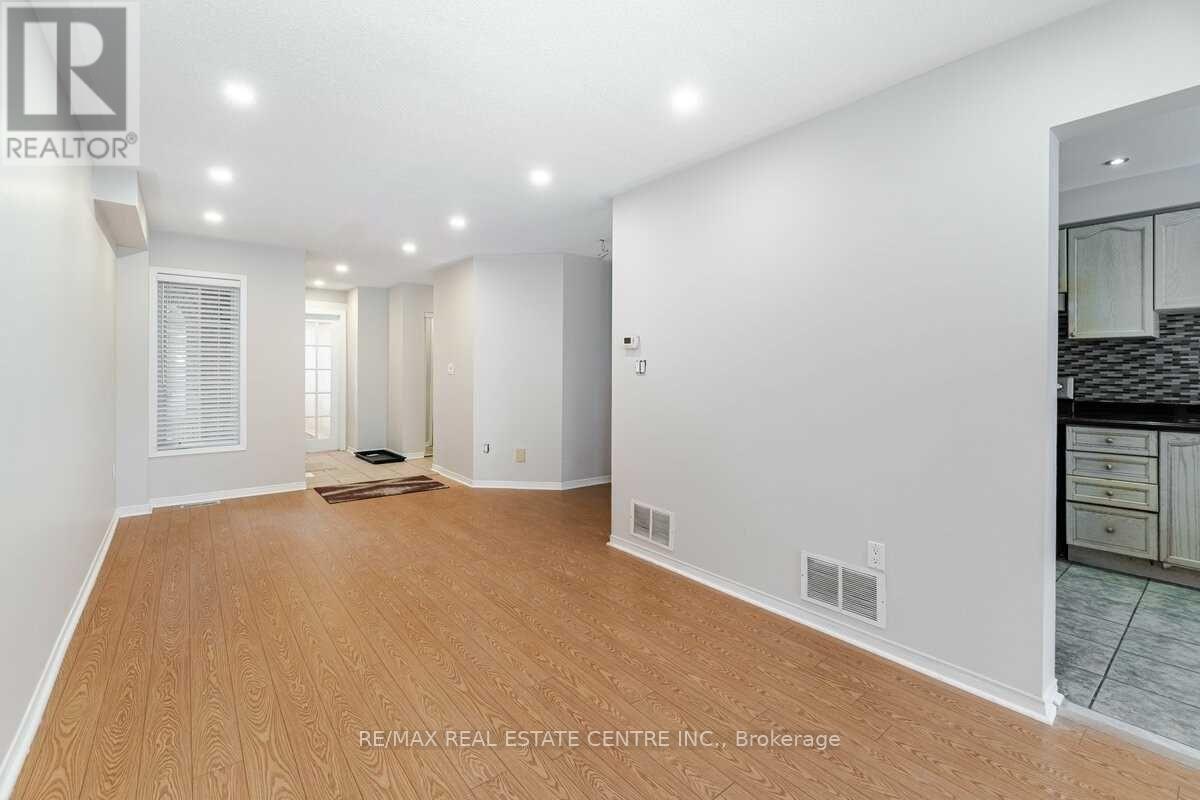 Main - 987 Sonoma Court, Mississauga, Ontario  L5V 2P4 - Photo 6 - W12189493