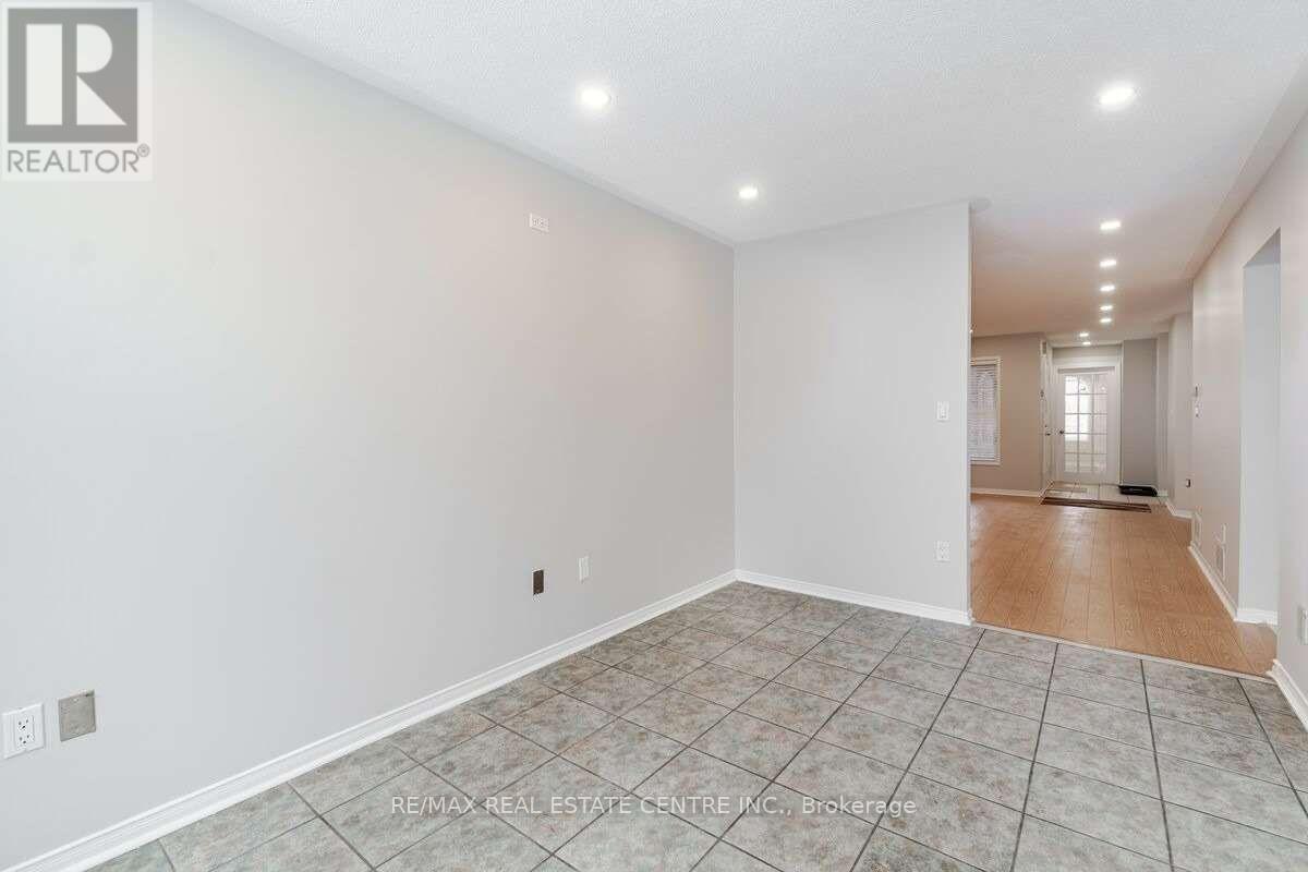 Main - 987 Sonoma Court, Mississauga, Ontario  L5V 2P4 - Photo 9 - W12189493