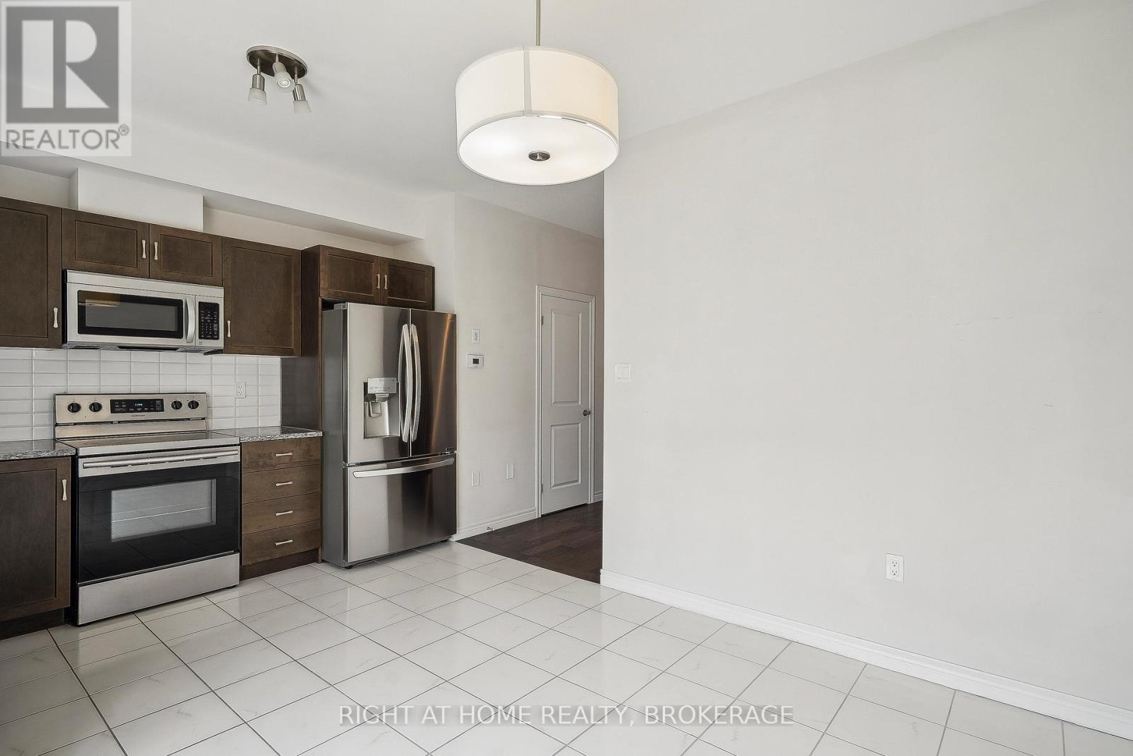 22 Barley Lane, Hamilton, Ontario  L9K 0K1 - Photo 11 - X12189440