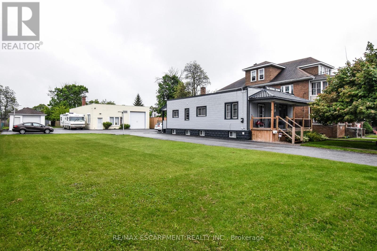 258 Hellems Avenue, Welland (Welland Downtown), Ontario  L3B 3B7 - Photo 2 - X12189523