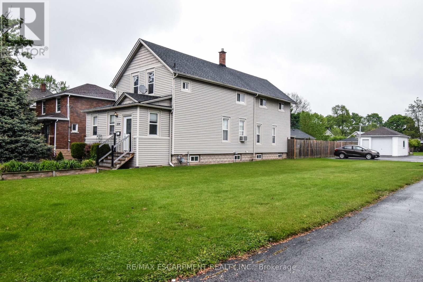 258 Hellems Avenue, Welland (Welland Downtown), Ontario  L3B 3B7 - Photo 3 - X12189523