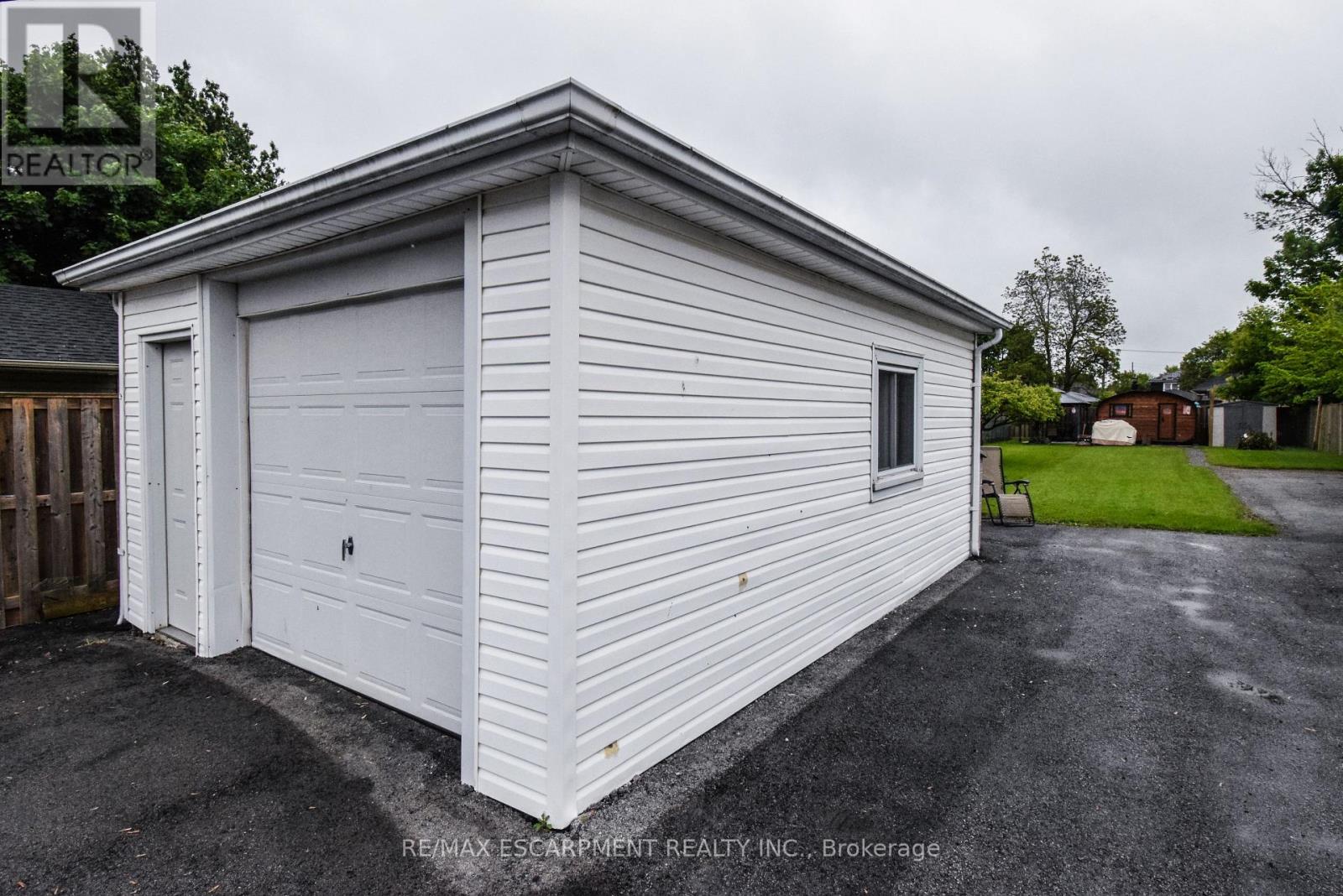 258 Hellems Avenue, Welland (Welland Downtown), Ontario  L3B 3B7 - Photo 4 - X12189523