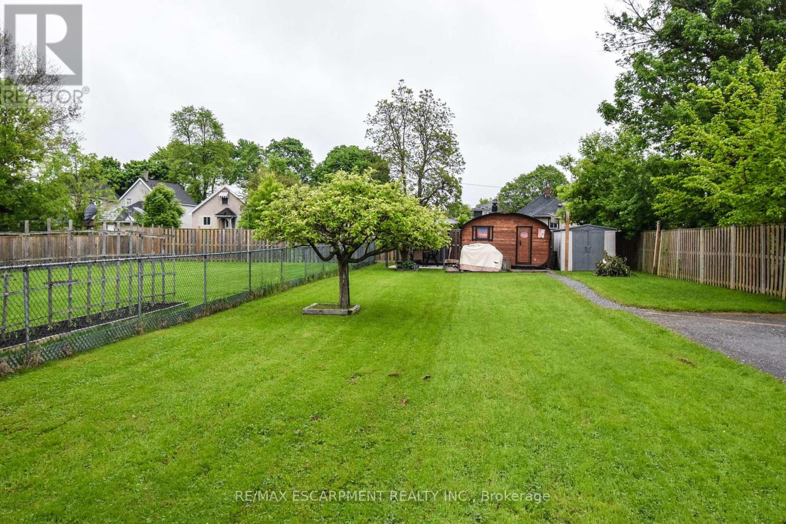 258 Hellems Avenue, Welland, Ontario  L3B 3B7 - Photo 7 - X12189525