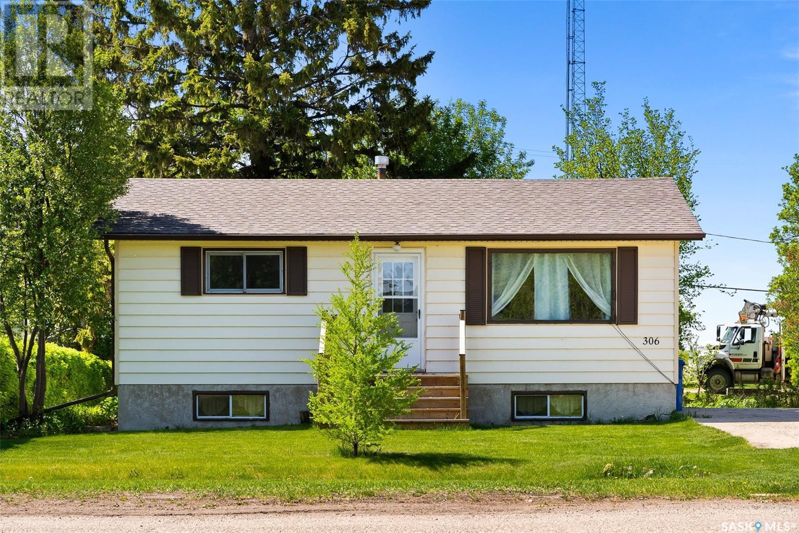 306 2nd Avenue, Kelliher, Saskatchewan  S0A 1V0 - Photo 2 - SK007947