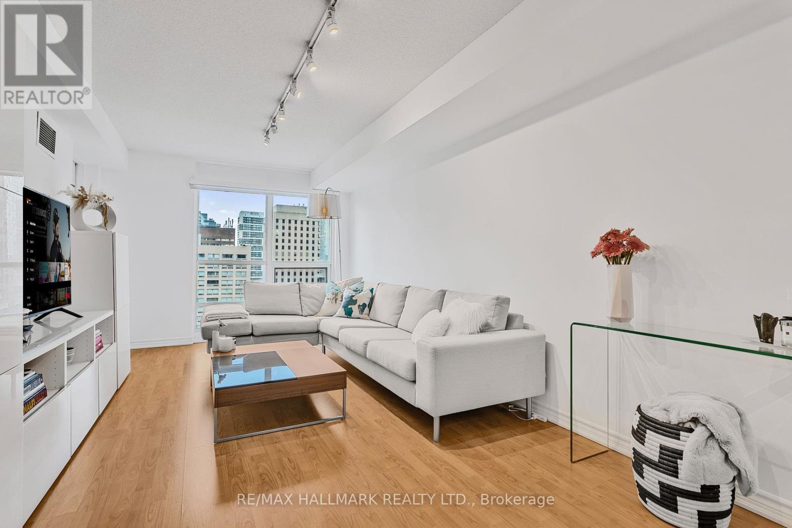 1403 - 761 Bay Street, Toronto (Bay Street Corridor), Ontario  M5G 2R2 - Photo 2 - C12189614