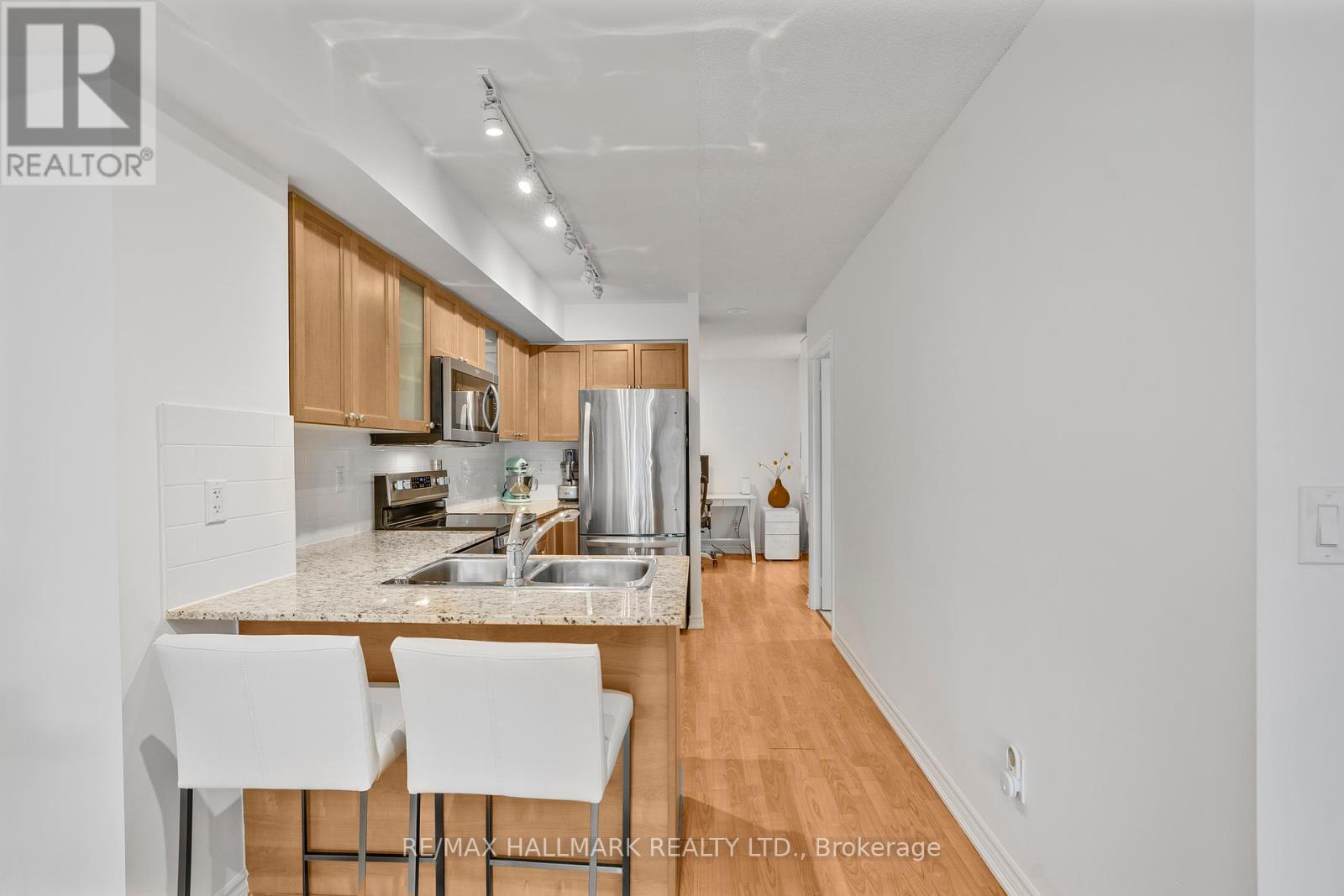 1403 - 761 Bay Street, Toronto (Bay Street Corridor), Ontario  M5G 2R2 - Photo 9 - C12189614