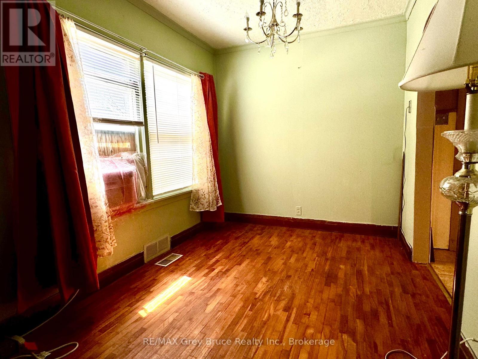 2496 6th Avenue W, Owen Sound, Ontario  N4K 5J6 - Photo 4 - X12133299