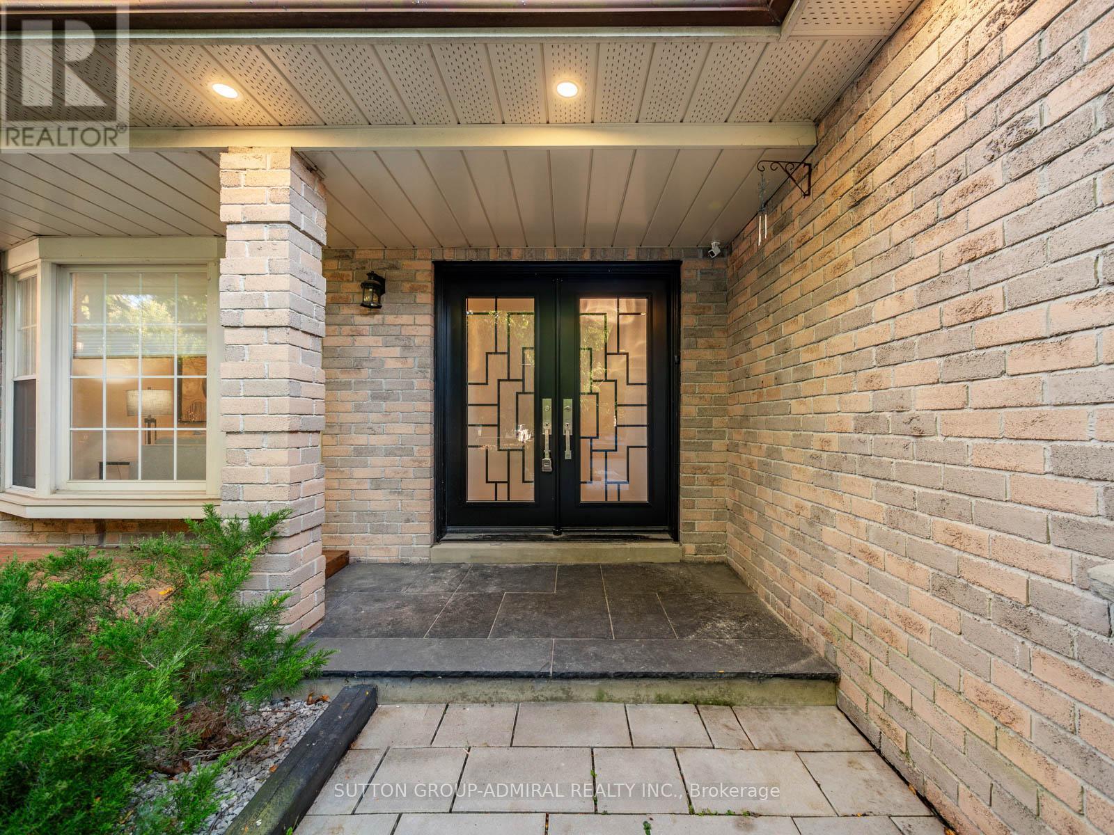 97 Golf Links Drive, Aurora, Ontario  L4G 3V4 - Photo 2 - N12189562