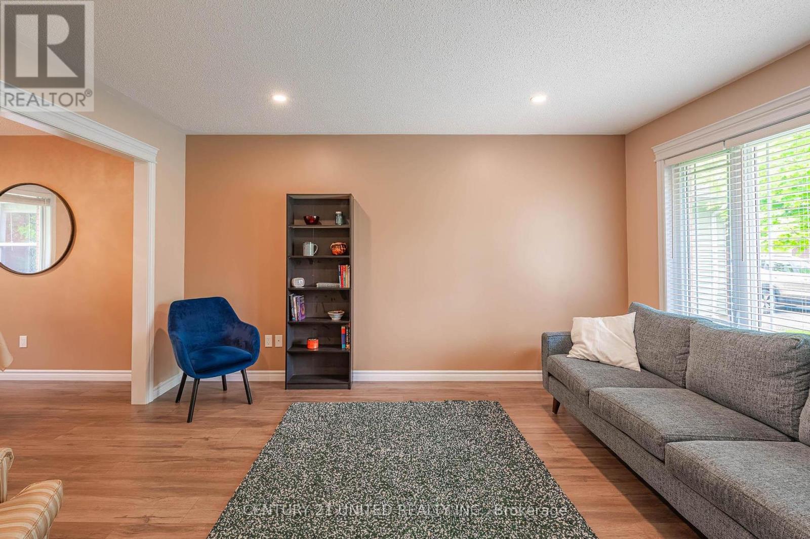 2509 Marsdale Drive, Peterborough East, Ontario  K9L 1Z4 - Photo 5 - X12189849
