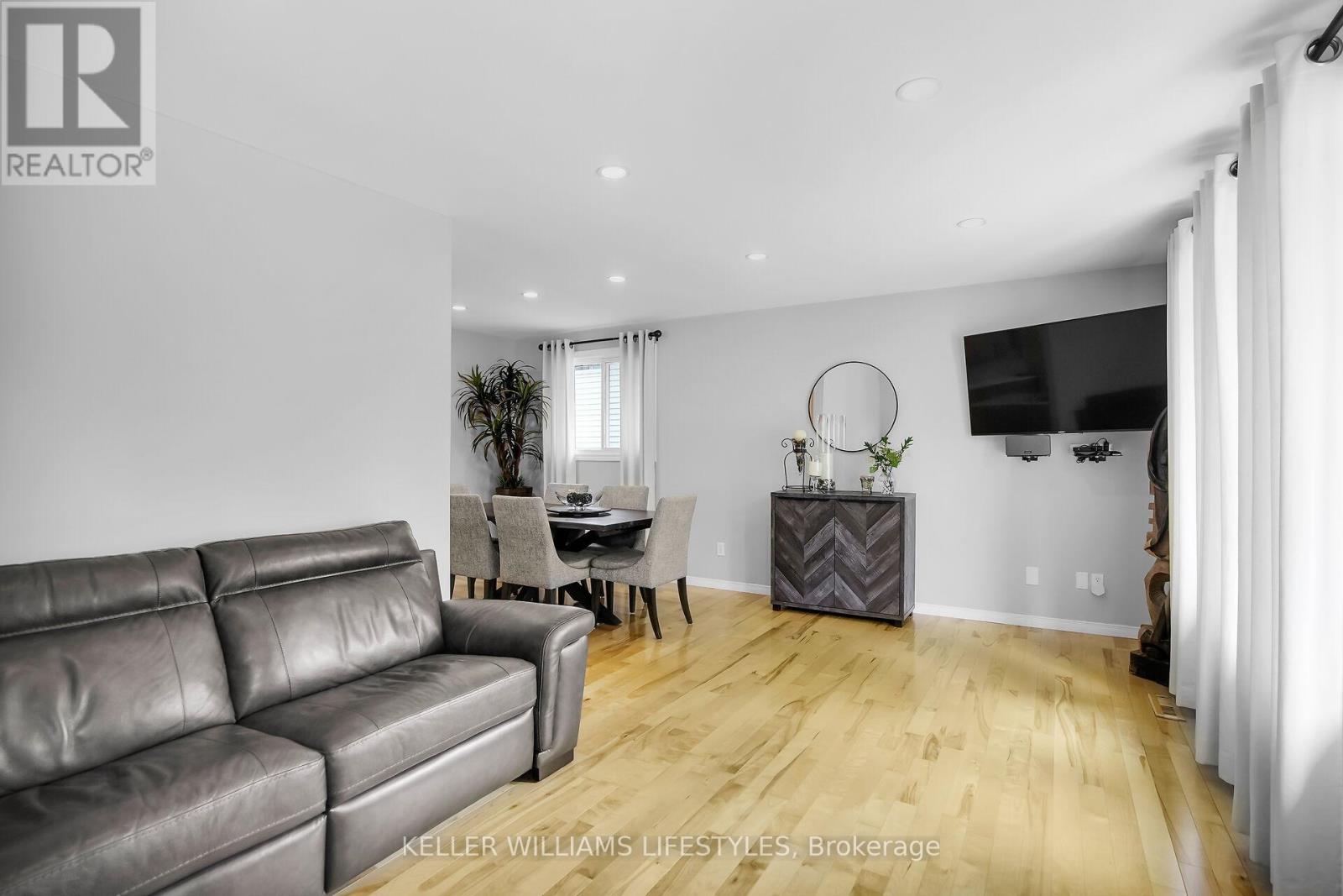 35 Edmunds Crescent, London South, Ontario  N5Z 4J1 - Photo 2 - X12189802