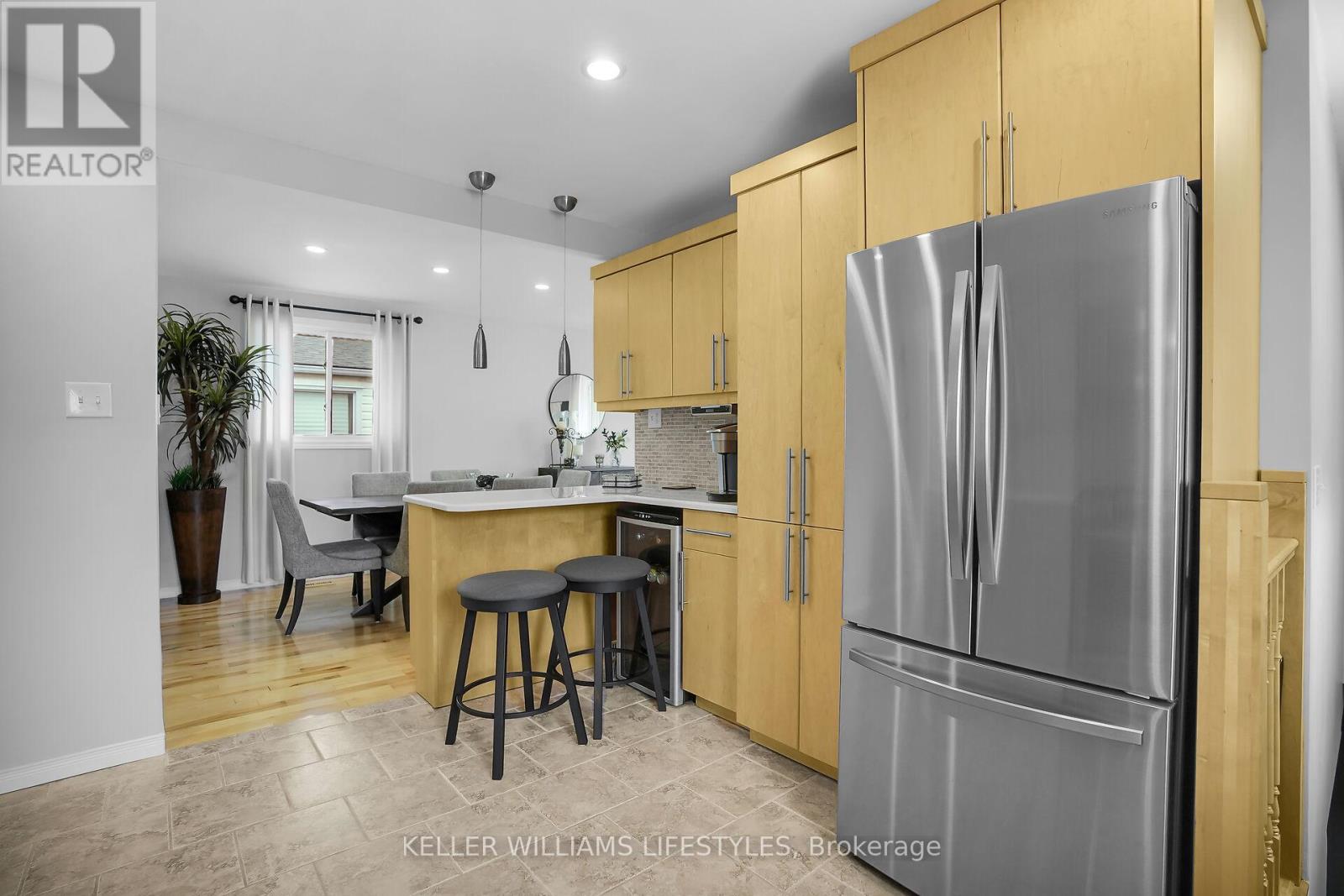 35 Edmunds Crescent, London South (South T), Ontario  N5Z 4J1 - Photo 3 - X12189802