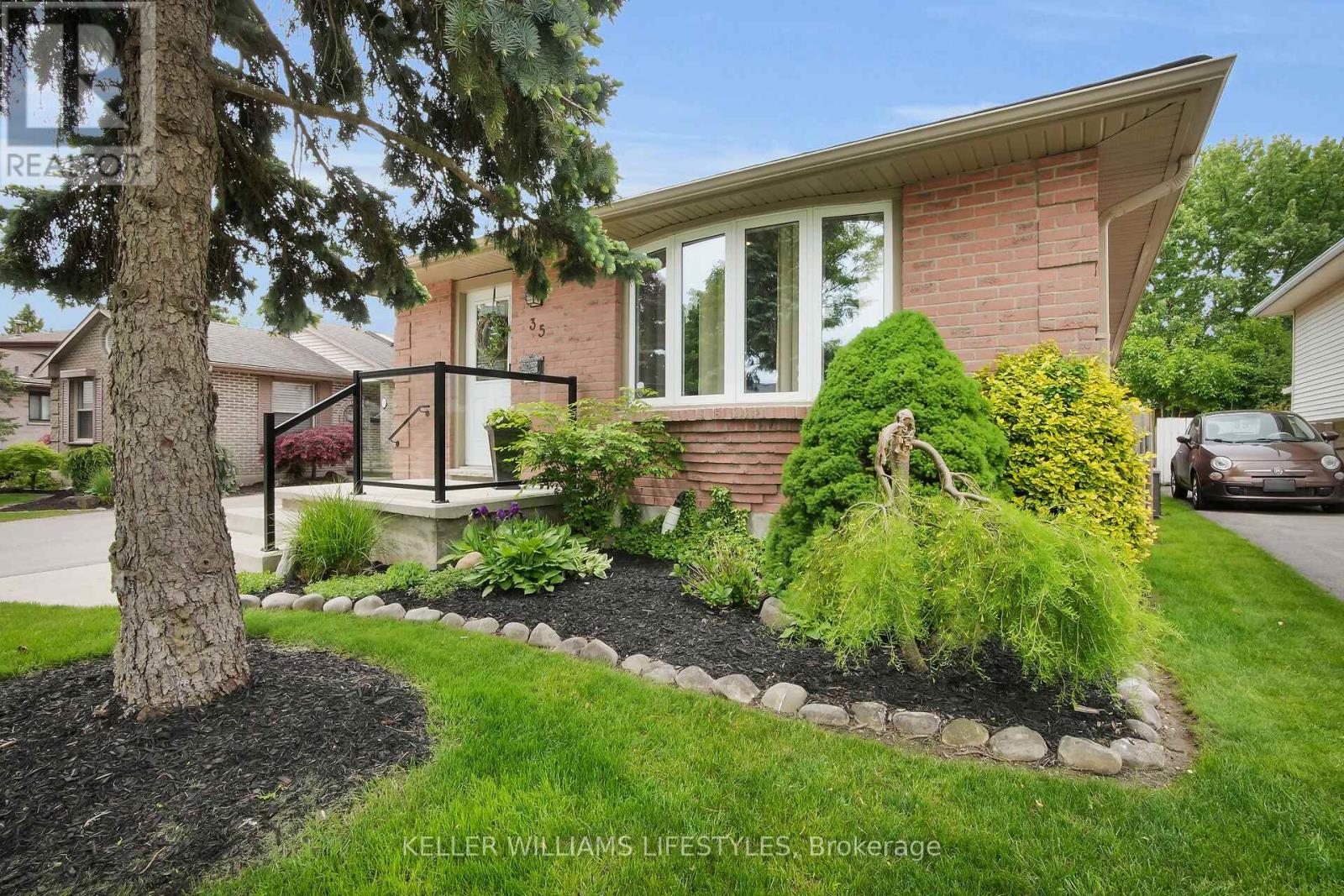 35 Edmunds Crescent, London South (South T), Ontario  N5Z 4J1 - Photo 6 - X12189802