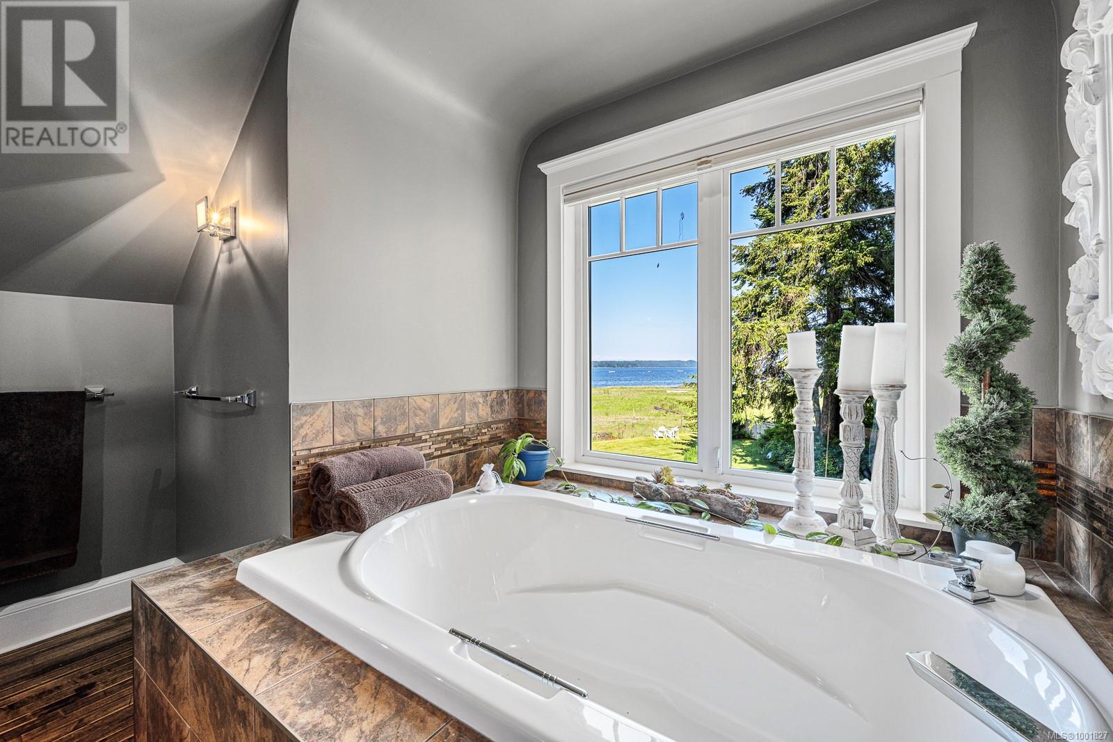 Property at 505 Arbutus Bay Rd image 2