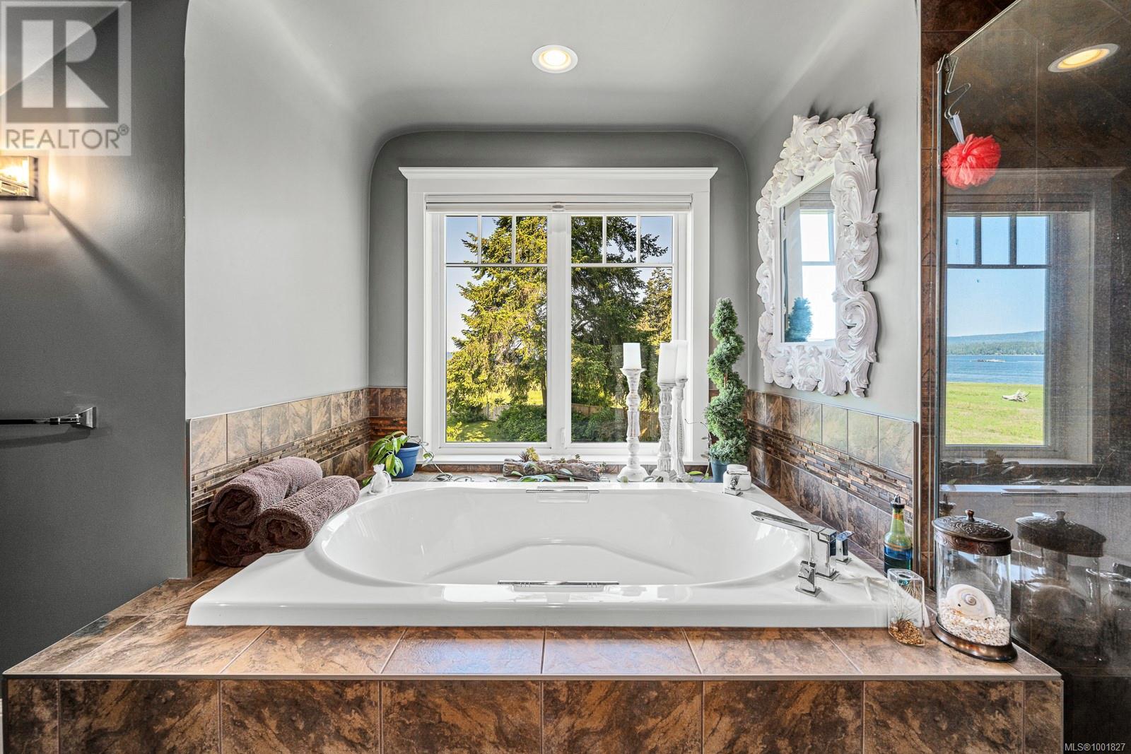 Property at 505 Arbutus Bay Rd image 4