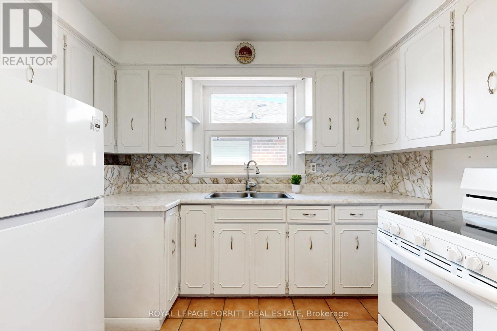 31 Badger Drive, Toronto (Stonegate-Queensway), Ontario  M8Z 2M8 - Photo 11 - W12189583