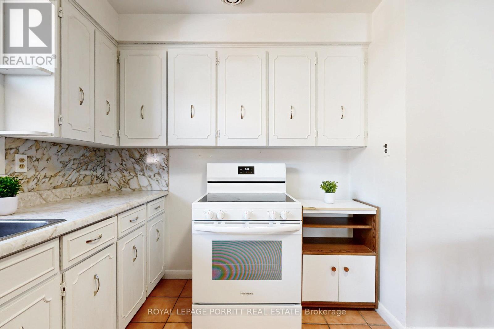 31 Badger Drive, Toronto (Stonegate-Queensway), Ontario  M8Z 2M8 - Photo 12 - W12189583