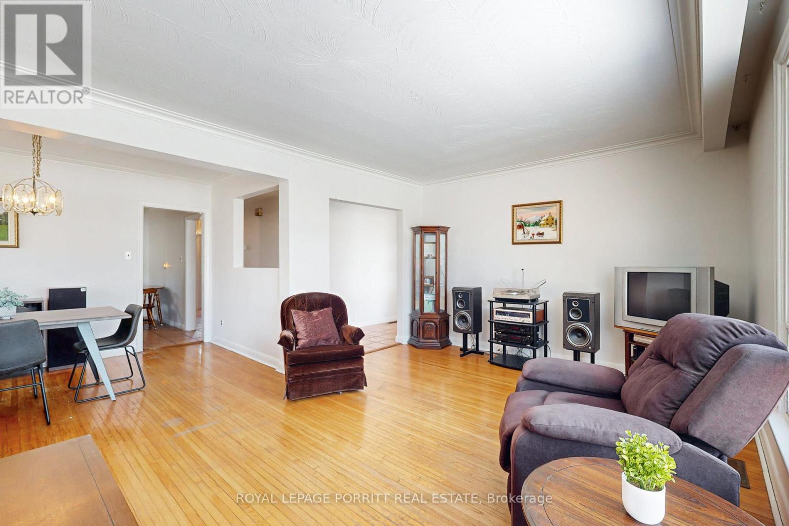 31 Badger Drive, Toronto (Stonegate-Queensway), Ontario  M8Z 2M8 - Photo 5 - W12189583