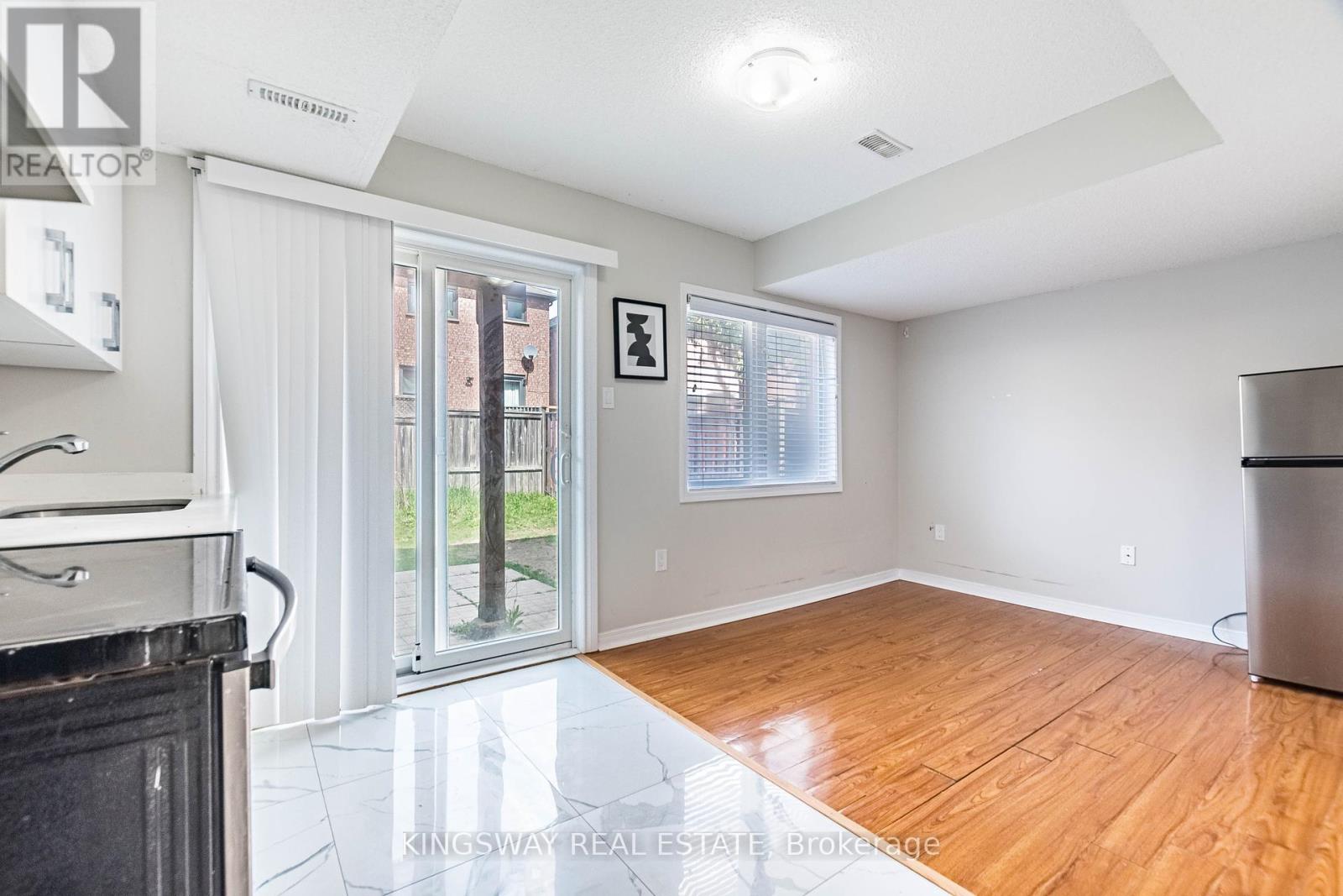 5821 Tiz Road, Mississauga (Hurontario), Ontario  L5R 0B4 - Photo 1 - W12189616