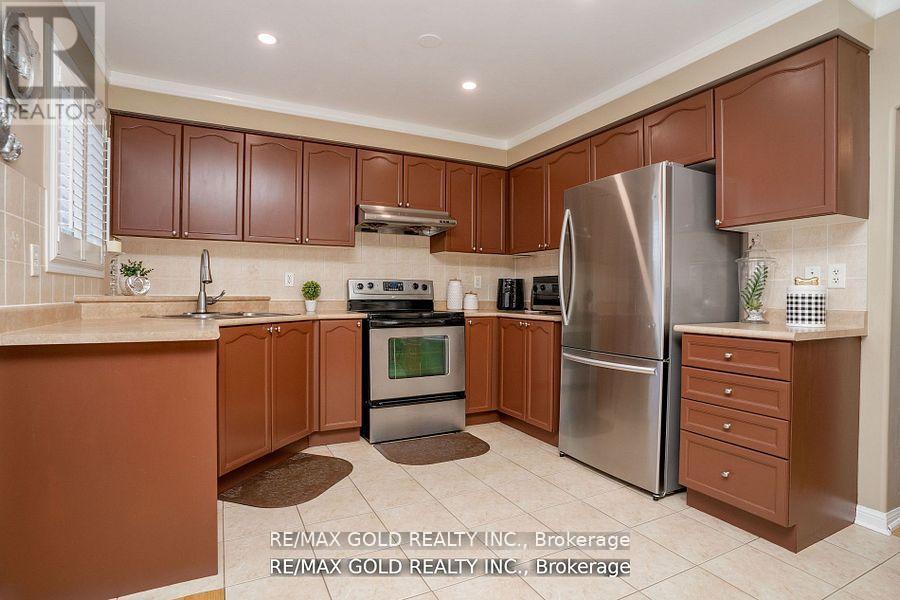 34 Jingle Crescent, Brampton, Ontario  L6S 0B2 - Photo 10 - W12189633
