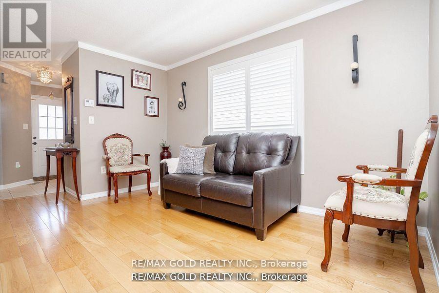 34 Jingle Crescent, Brampton, Ontario  L6S 0B2 - Photo 6 - W12189633