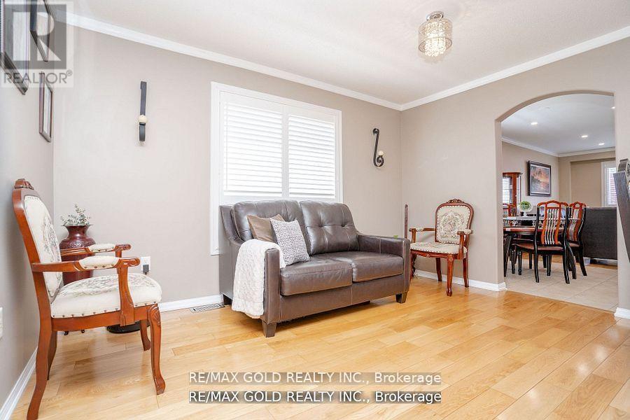 34 Jingle Crescent, Brampton, Ontario  L6S 0B2 - Photo 7 - W12189633