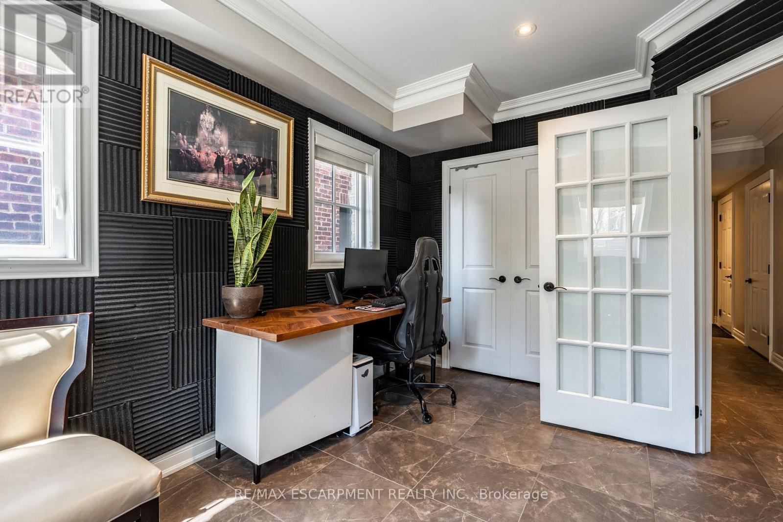 1825 Pagehurst Avenue, Mississauga, Ontario  L4X 1Y5 - Photo 4 - W12189750