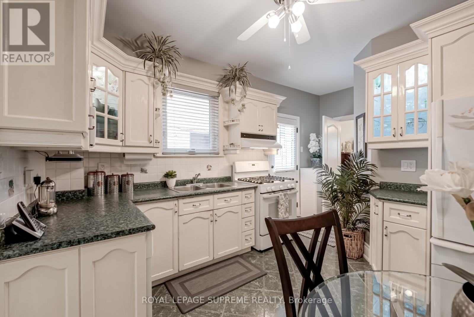 587 St Clarens Avenue, Toronto (Dovercourt-Wallace Emerson-Junction), Ontario  M6H 3W9 - Photo 6 - W12189759