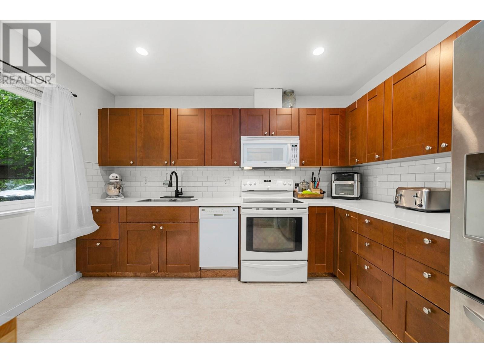 2393 Mountain Highway, North Vancouver, British Columbia  V7J 2N2 - Photo 3 - R3009765