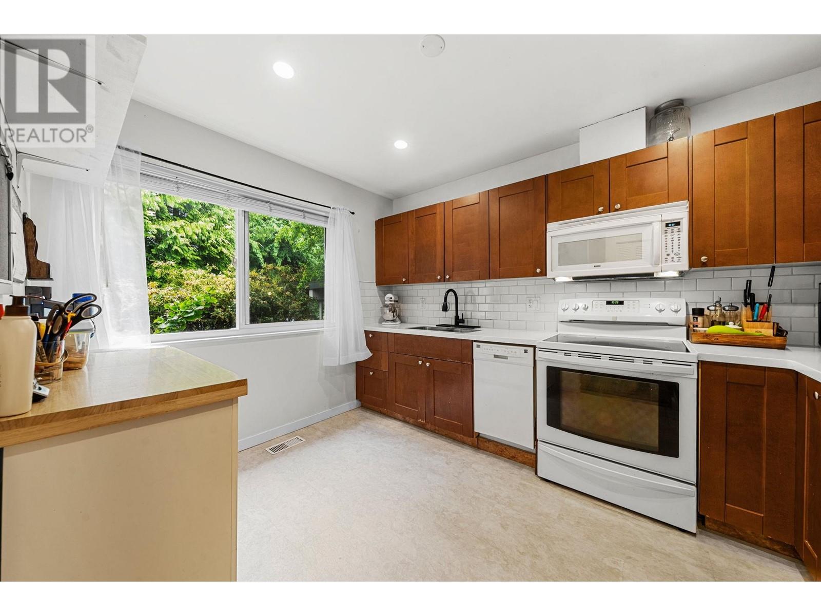 2393 Mountain Highway, North Vancouver, British Columbia  V7J 2N2 - Photo 8 - R3009765