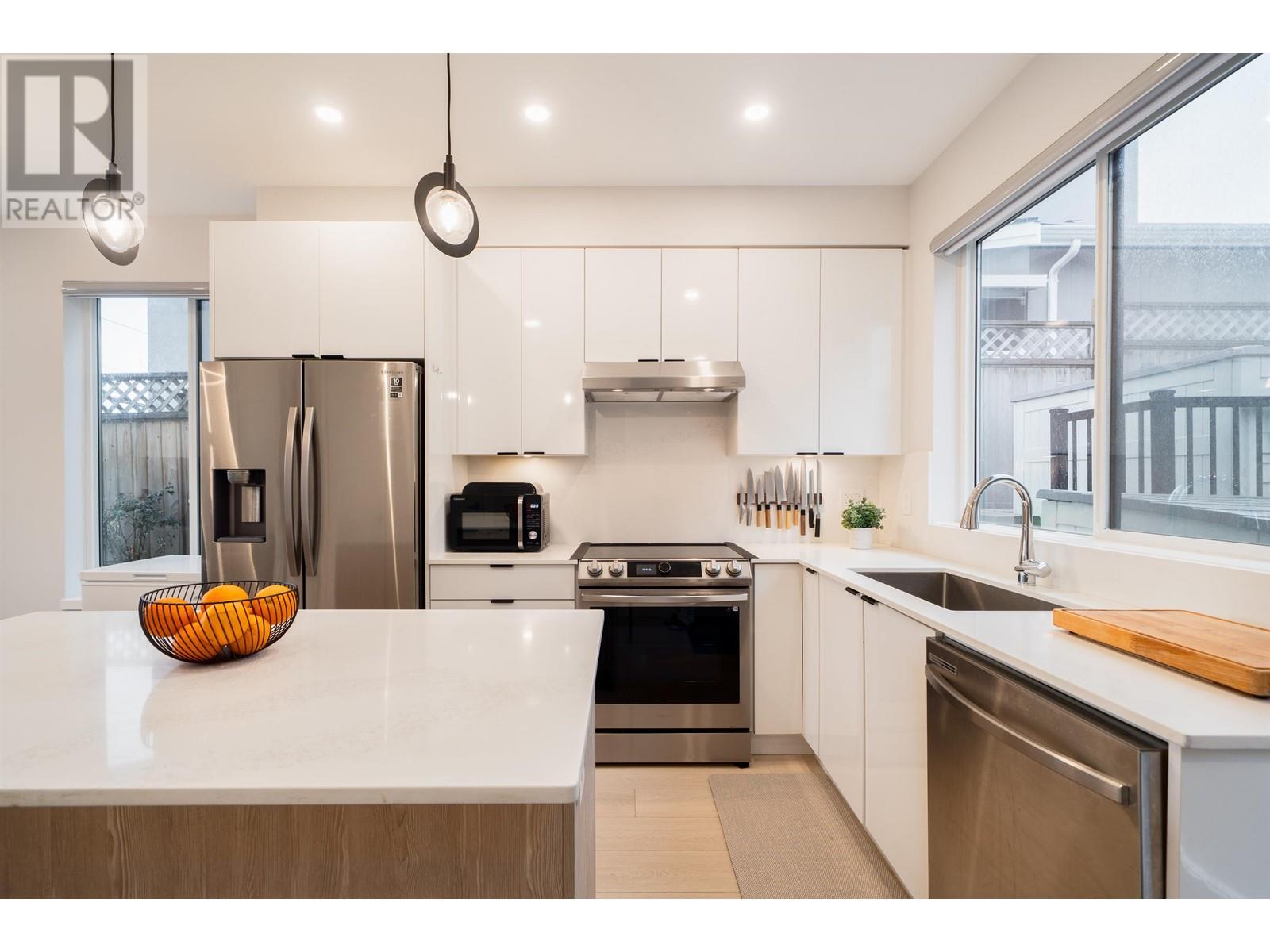 1 1211 Eighth Avenue, New Westminster, British Columbia  V3M 2R8 - Photo 1 - R3009789