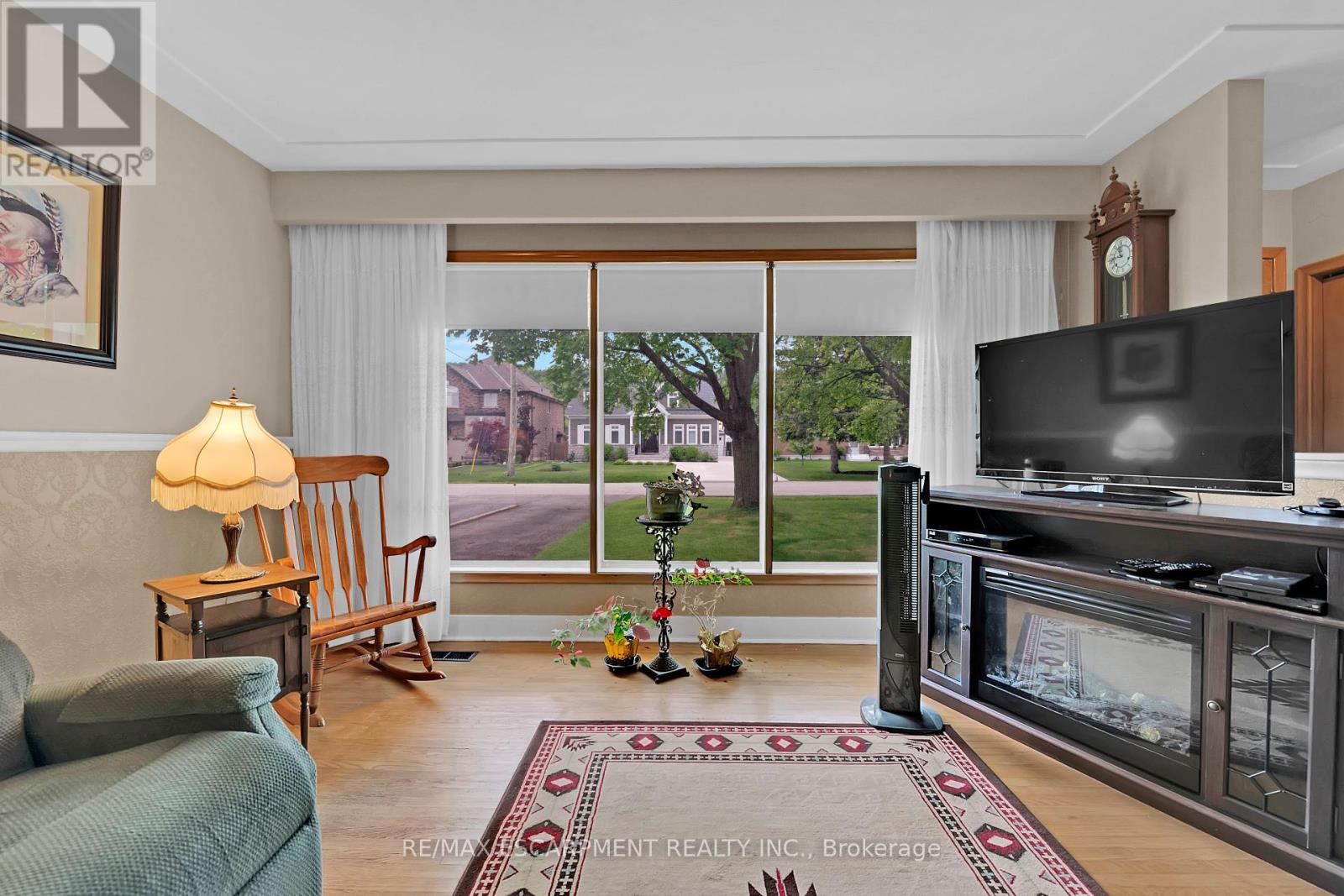 233 Helena Avenue, Hamilton (Winona), Ontario  L8E 5K1 - Photo 8 - X12189586